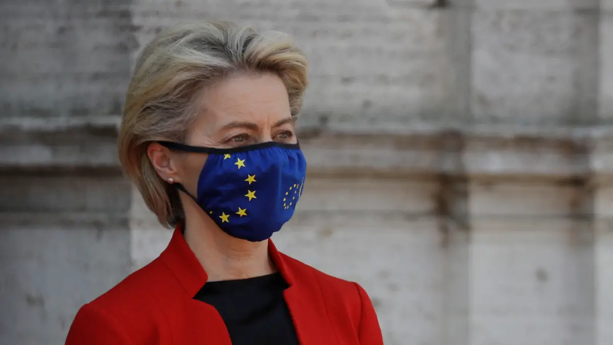 21.05.2021, Italien, Rom: Ursula von der Leyen, Präsidentin der Europäischen Kommission, steht anlässlich des Global Health Summit vor der Villa Pamphili nach einer Begrüßung durch die Ehrengarde. Der Gipfel, der von Italien zusammen mit der EU-Kommission veranstaltet wird, findet größtenteils als Online-Veranstaltung statt. Foto: Gregorio Borgia/AP/dpa +++ dpa-Bildfunk +++