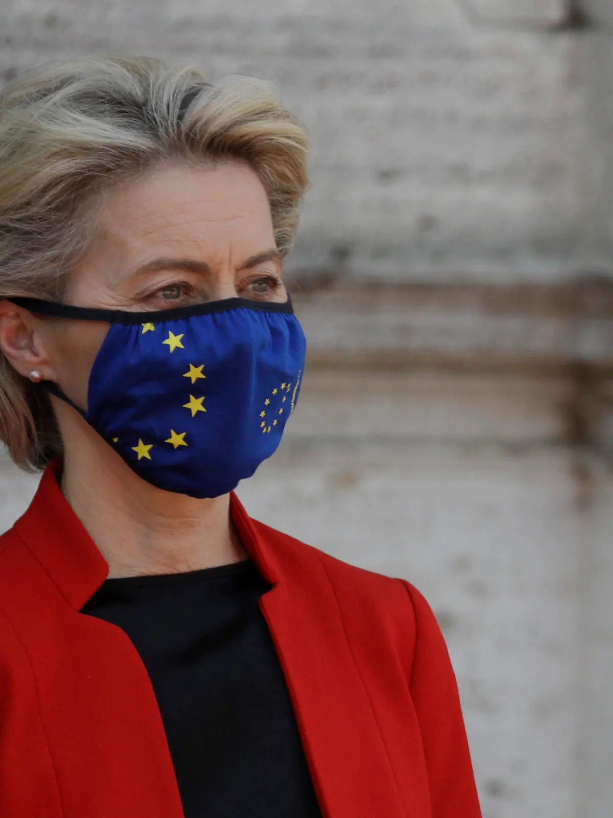 21.05.2021, Italien, Rom: Ursula von der Leyen, Präsidentin der Europäischen Kommission, steht anlässlich des Global Health Summit vor der Villa Pamphili nach einer Begrüßung durch die Ehrengarde. Der Gipfel, der von Italien zusammen mit der EU-Kommission veranstaltet wird, findet größtenteils als Online-Veranstaltung statt. Foto: Gregorio Borgia/AP/dpa +++ dpa-Bildfunk +++