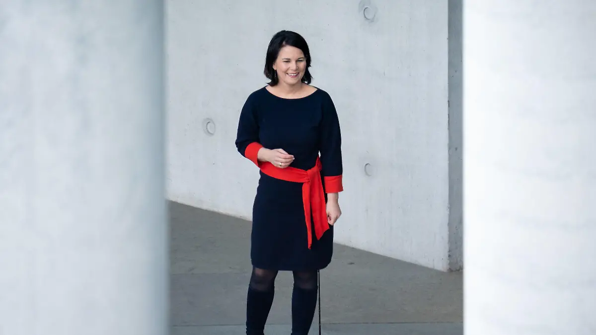 20.05.2021, Berlin: Annalena Baerbock, die Kanzlerkandidatin und Bundesvorsitzende von Bündnis 90/Die Grünen, steht für Fotoaufnahmen am Spree-Ufer im Regierungsviertel vor dem Paul-Löbe-Haus. Foto: Kay Nietfeld/dpa +++ dpa-Bildfunk +++