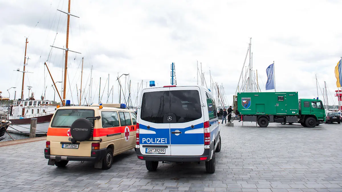 21.05.2021, Schleswig-Holstein, Eckernförde: Die Fahrzeuge der Polizeitaucher stehen am Hafen. Im Zusammenhang mit den Todesschüssen von Dänischenhagen und Kiel haben Taucher Waffenteile im Hafenbecken der Stadt gefunden. Foto: Daniel Bockwoldt/dpa +++ dpa-Bildfunk +++