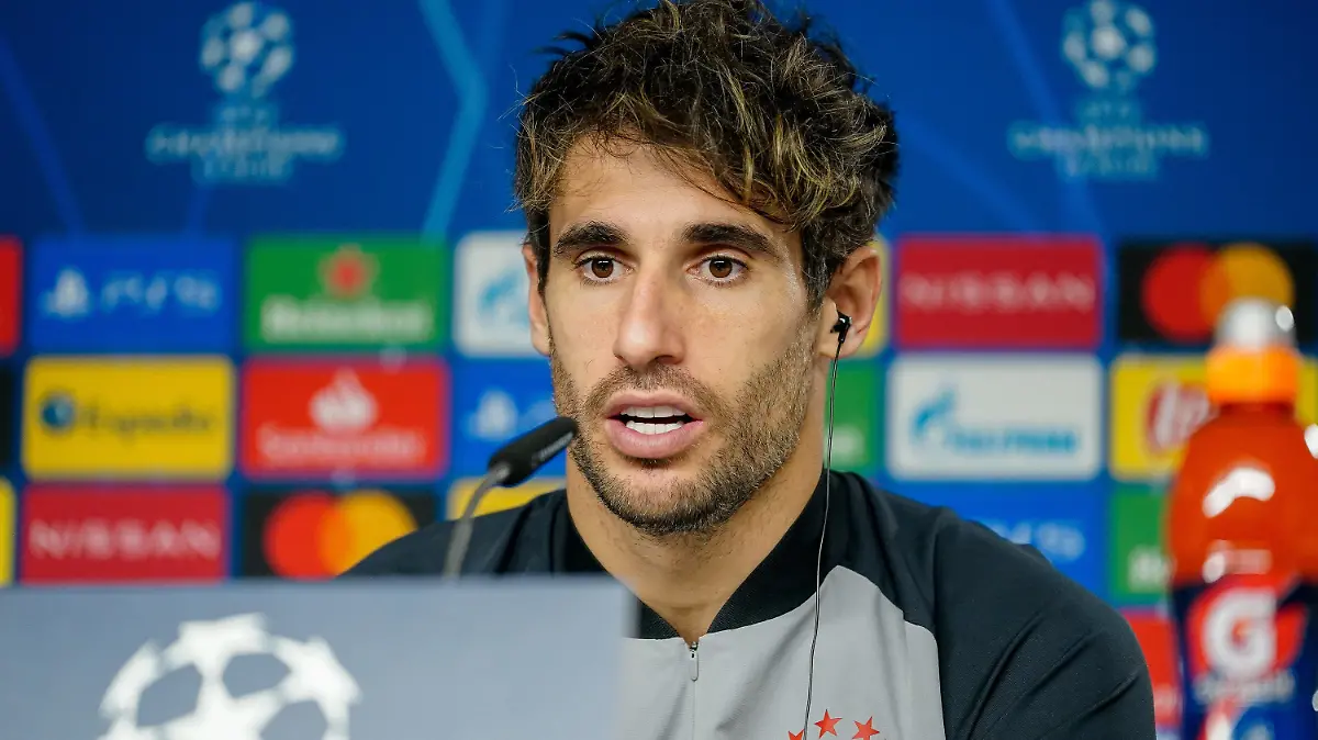 ARCHIV - 30.11.2020, Bayern, München: Fußball: Pressekonferenz FC Bayern München vor dem Champions League Gruppenspiel bei Atletico Madrid. Javi Martinez spricht zu den Journalisten. Er lässt sich nach seinem Weggang vom FC Bayern München alle Optionen offen. Die Entscheidung über seine Zukunft nach neun Jahren beim deutschen Fußball-Rekordmeister will er im Sommer in seiner spanischen Heimat Ayegui treffen. Foto: Marco Donato/FC Bayern München AG/FCB/dpa +++ dpa-Bildfunk +++