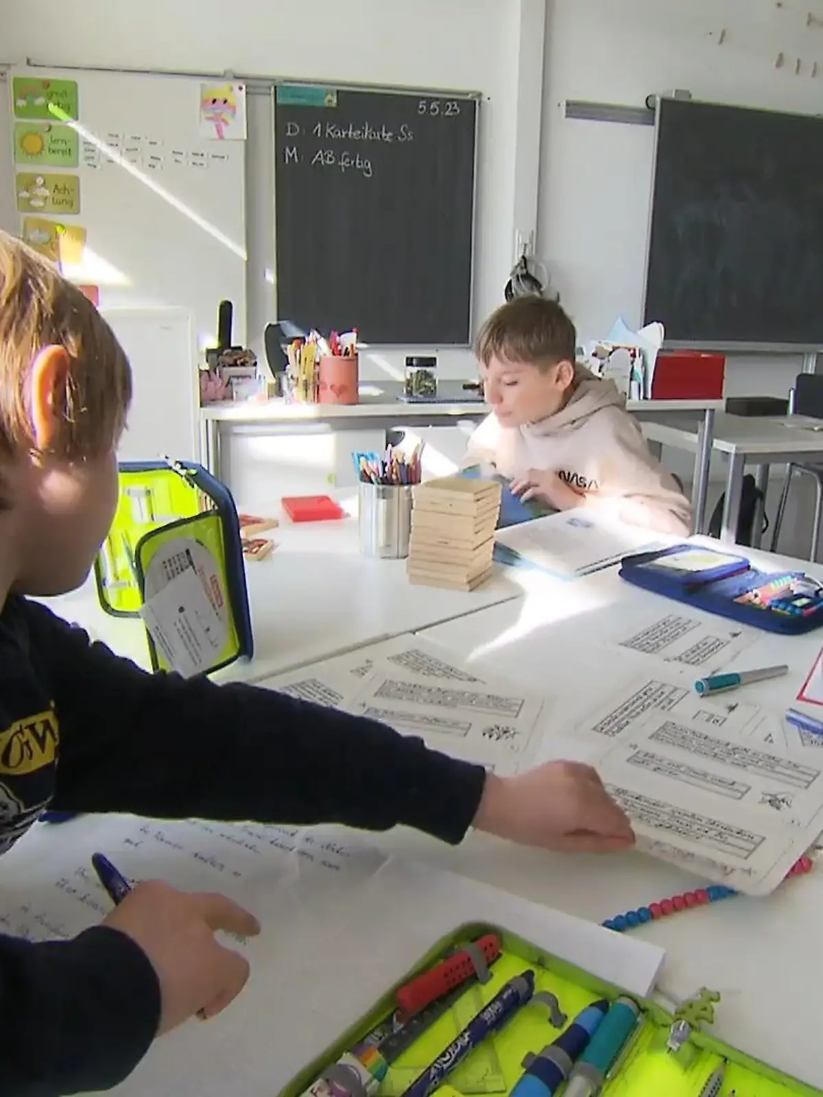 Das hessische Kultusministerium hat beschlossen, dass Grundschüler ab der zweiten Klasse die Schreibschrift lernen sollen. Somit wird die schnörkelige Schrift zur Pflicht. Einige Schülerinnen und Schüler verzweifeln jedoch daran