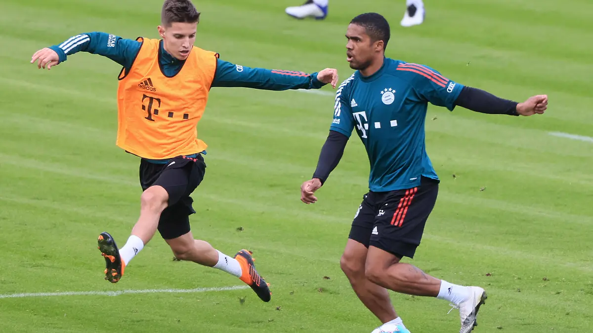  02.02.2021, FC Bayern Training, Saebenerstrasse Muenchen, im Bild: Tiago Dantas FCB vs Douglas Costa FCB *** 02 02 2021, FC Bayern Training, Saebenerstrasse Munich, Sports, in the picture Tiago Dantas FCB vs Douglas Costa FCB