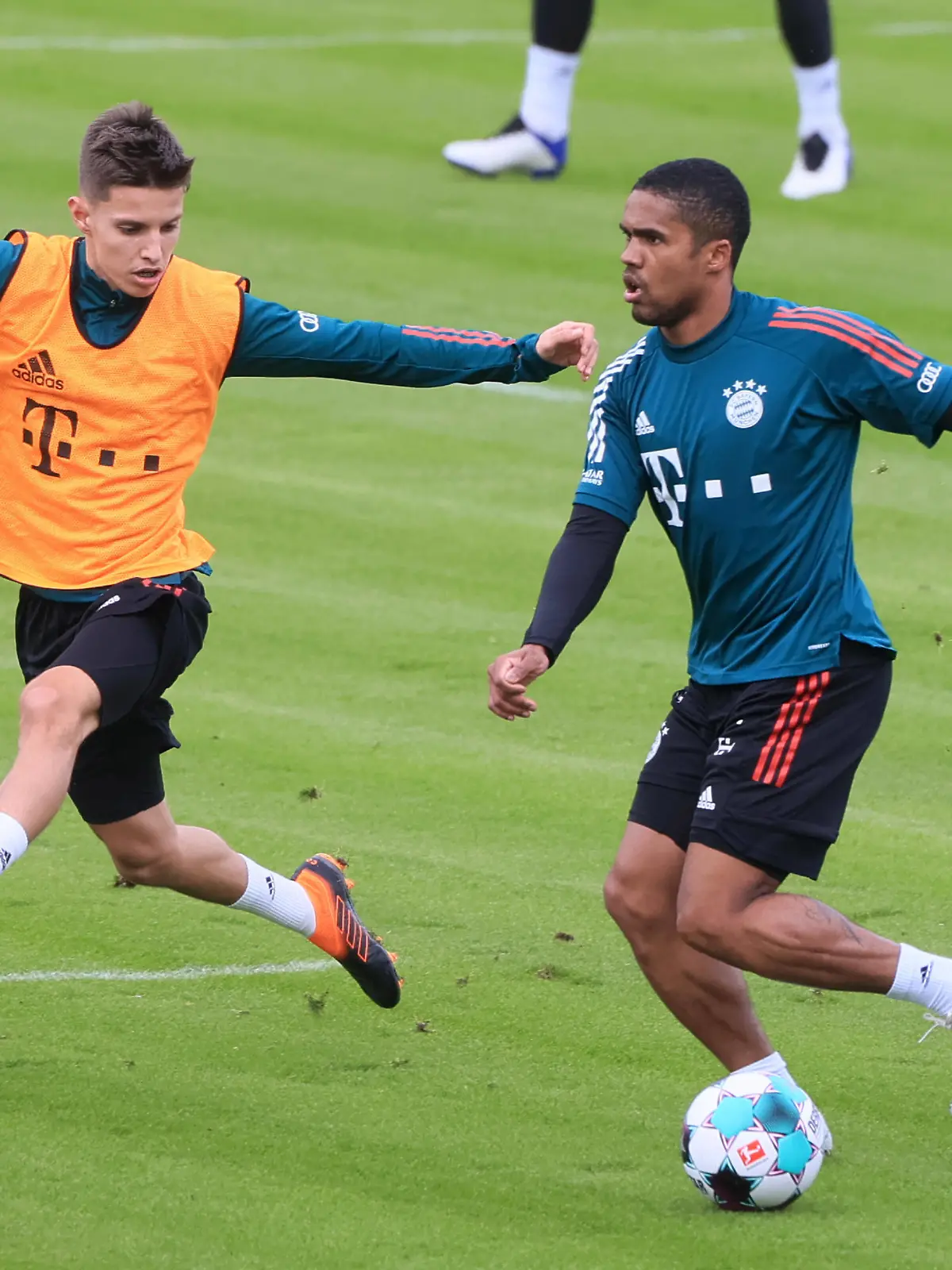  02.02.2021, FC Bayern Training, Saebenerstrasse Muenchen, im Bild: Tiago Dantas FCB vs Douglas Costa FCB *** 02 02 2021, FC Bayern Training, Saebenerstrasse Munich, Sports, in the picture Tiago Dantas FCB vs Douglas Costa FCB