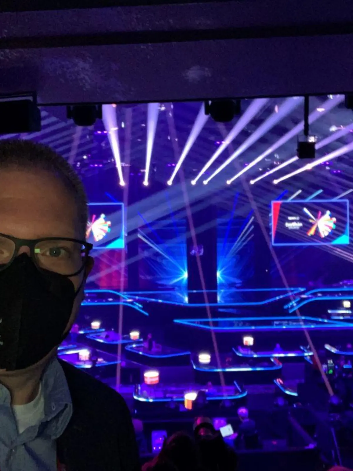 RTL-Reporter Markus Peggen darf miterleben, was hinter den Kulissen des "Eurovision Song Contest" so abgeht - aber nur, wenn er seine Maske trägt.