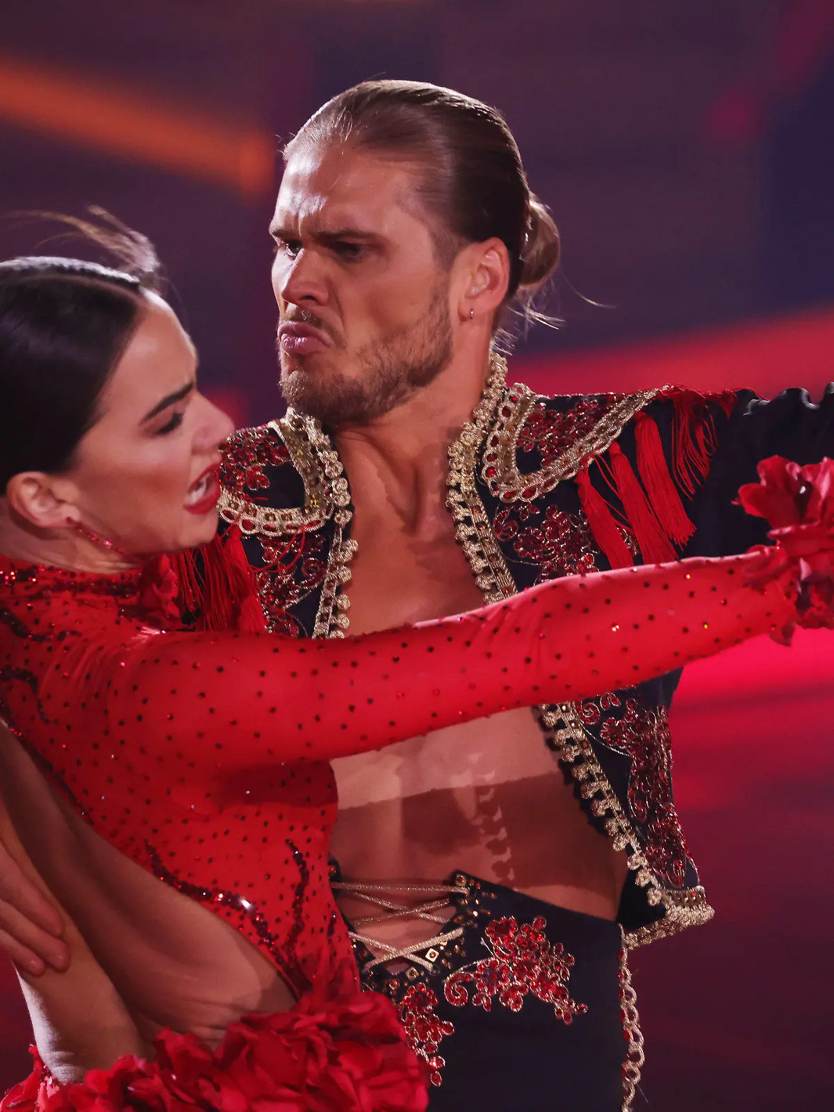 dpatopbilder - 14.05.2021, Nordrhein-Westfalen, Köln: Der Fußballer Rurik Gislason und Profitänzerin Renata Lusin tanzen bei der RTL-Tanzshow "Let's Dance". Foto: Andreas Rentz/Getty Images Europe-Pool/dpa +++ dpa-Bildfunk +++