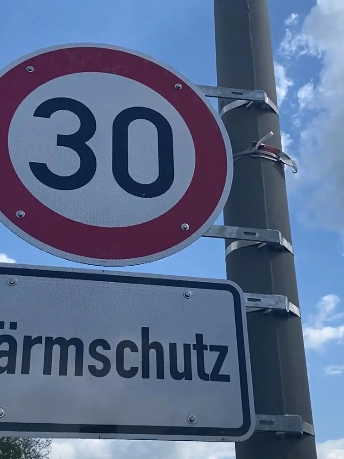 Bild zu: "Schild sorgt für Lacher"