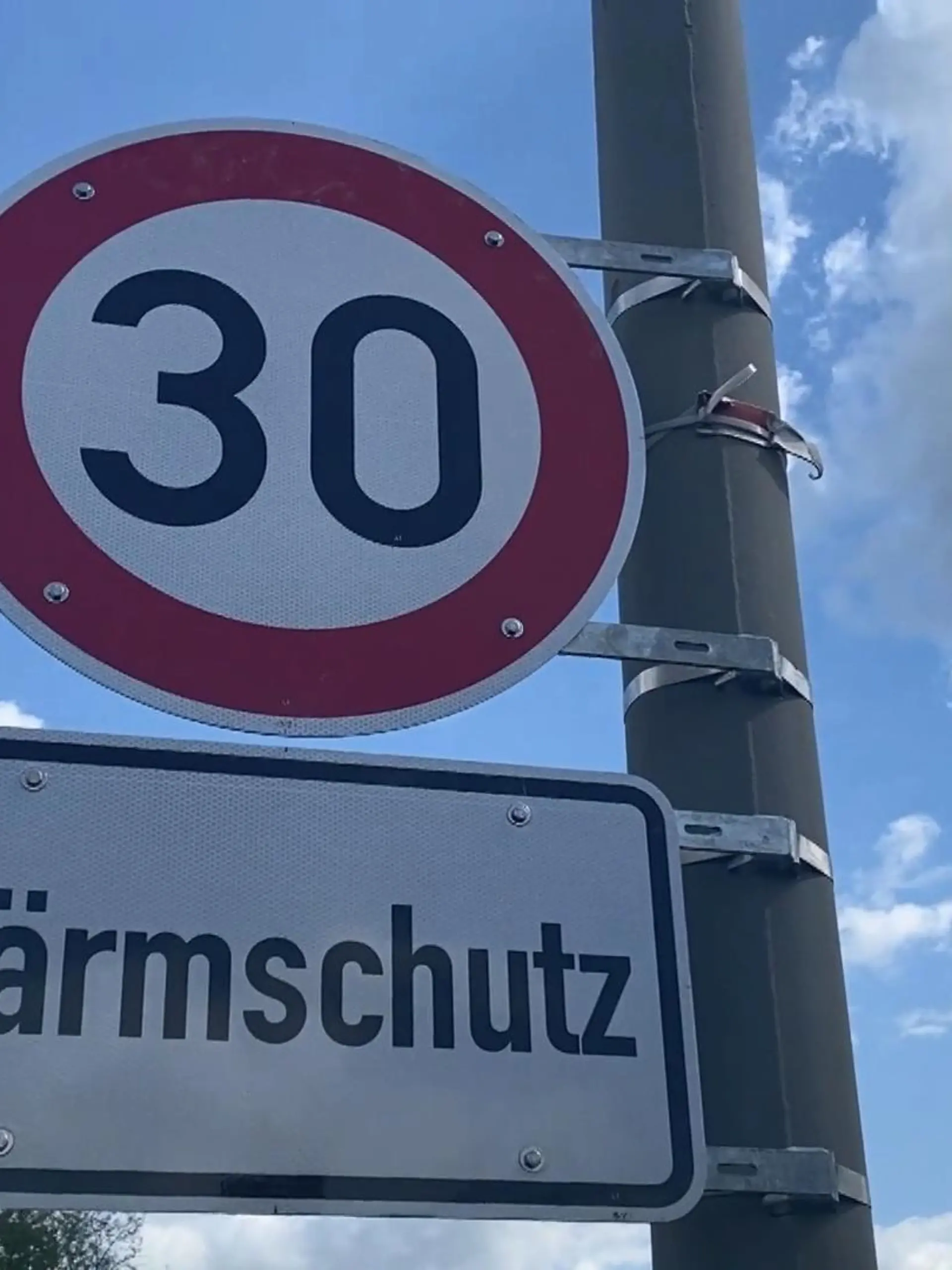 Bild zu: "Schild sorgt für Lacher"