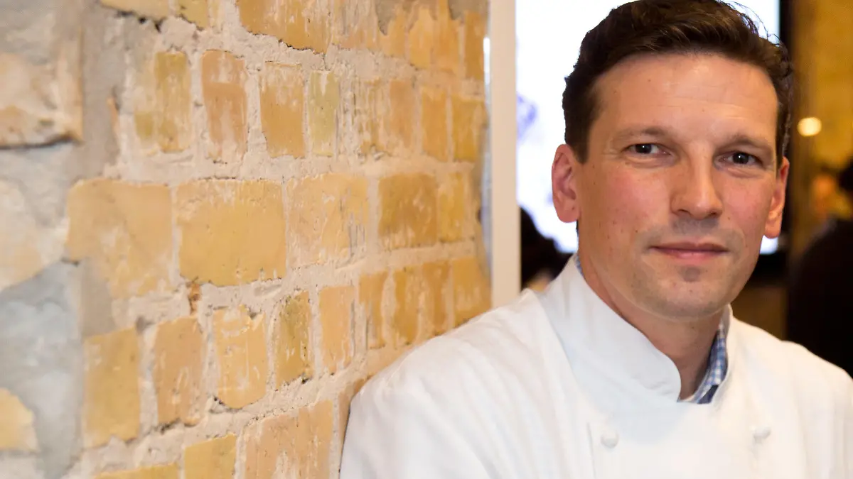 ARCHIV - 07.11.2013, Berlin: Der Sternekoch Christian Jürgens (Restaurant «Überfahrt» im bayerischen Rottach-Egern) posiert im Rahmen der Präsentation des Guide Michelin Deutschland. Jürgens ist von der Führung seines Gourmet-Restaurants «Überfahrt» am Tegernsee freigestellt worden. (zu dpa: Sternekoch Christian Jürgens nach Vorwürfen freigestellt) Foto: Jörg Carstensen/ dpa +++ dpa-Bildfunk +++