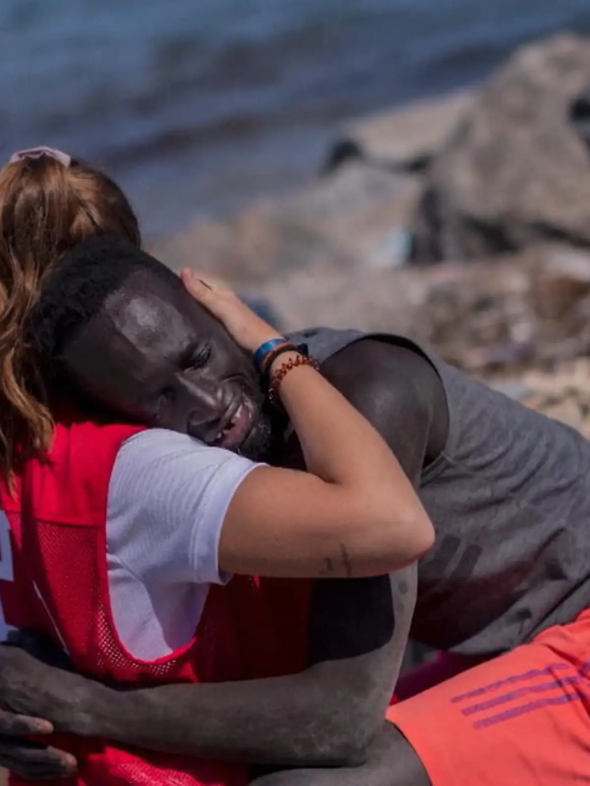 Sie wollte eigentlich nur helfen – und jetzt schlägt ihr der Hass entgegen. Auf diesem Foto, das gerade um die Welt geht, umarmt Luna einen fremden senegalesischen Mann in der spanischen Exklave Ceuta. Er ist aus dem Senegal geflohen – und wagte dafür den gefährlichen Seeweg. Mit allerletzter Kraft schwimmt er an den Strand. Körperlich und mental völlig ausgelaugt, will ihm Luna helfen, gibt ihm Wasser zu trinken. Der Mann bricht in Tränen aus, umarmt die 20-jährige Praktikantin des Spanischen Roten Kreuzes voller Dankbarkeit. Diesen Moment hat Fotograf Bernart Armangué festgehalten – wie er die Situation erlebt hat, sehen Sie im Video.