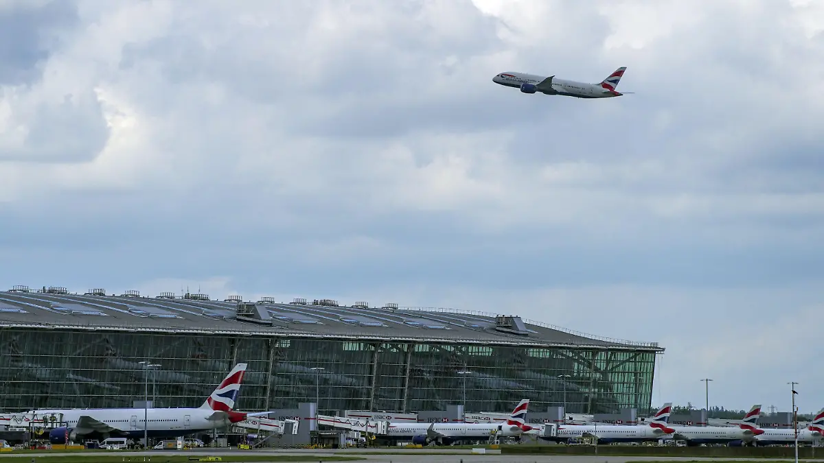 17.05.2021, Großbritannien, Heathrow: Ein Flugzeug der British Airways hebt am Flughafen Heathrow im Westen Londons ab. Trotz Warnungen vor einer Ausbreitung einer sehr ansteckenden Variante des Coronavirus genießen die Menschen in weiten Teilen Großbritanniens wieder deutlich größere Freiheiten. Zudem ist Urlaub im Ausland wieder erlaubt. Foto: Steve Parsons/PA Wire/dpa +++ dpa-Bildfunk +++