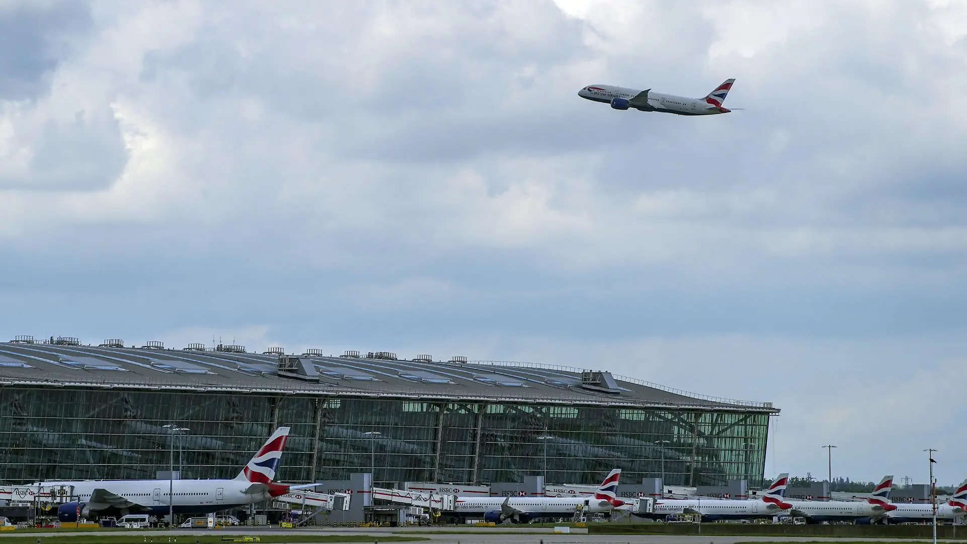 17.05.2021, Großbritannien, Heathrow: Ein Flugzeug der British Airways hebt am Flughafen Heathrow im Westen Londons ab. Trotz Warnungen vor einer Ausbreitung einer sehr ansteckenden Variante des Coronavirus genießen die Menschen in weiten Teilen Großbritanniens wieder deutlich größere Freiheiten. Zudem ist Urlaub im Ausland wieder erlaubt. Foto: Steve Parsons/PA Wire/dpa +++ dpa-Bildfunk +++