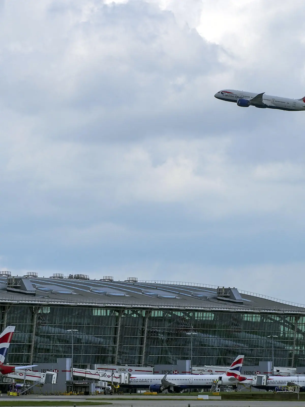 17.05.2021, Großbritannien, Heathrow: Ein Flugzeug der British Airways hebt am Flughafen Heathrow im Westen Londons ab. Trotz Warnungen vor einer Ausbreitung einer sehr ansteckenden Variante des Coronavirus genießen die Menschen in weiten Teilen Großbritanniens wieder deutlich größere Freiheiten. Zudem ist Urlaub im Ausland wieder erlaubt. Foto: Steve Parsons/PA Wire/dpa +++ dpa-Bildfunk +++