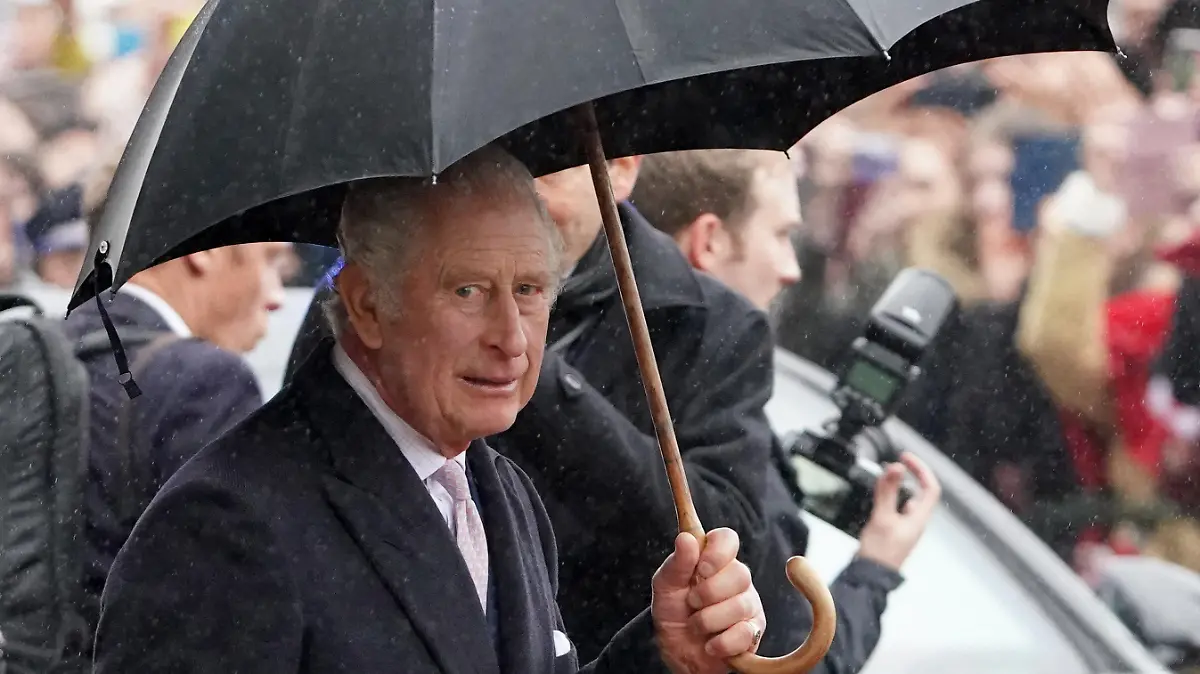 31.03.2023, Hamburg: König Charles III. von Großbritannien verlässt mit einem Regenschirm das Hamburger Rathaus. Zum Abschluss ihrer dreitätigen Deutschland-Reise besuchen der britische König und seine Gemahlin die Hansestadt Hamburg. Foto: Marcus Brandt/dpa +++ dpa-Bildfunk +++