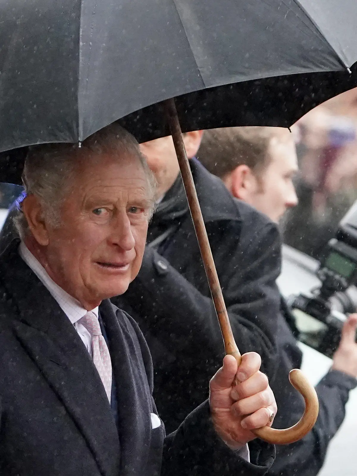 31.03.2023, Hamburg: König Charles III. von Großbritannien verlässt mit einem Regenschirm das Hamburger Rathaus. Zum Abschluss ihrer dreitätigen Deutschland-Reise besuchen der britische König und seine Gemahlin die Hansestadt Hamburg. Foto: Marcus Brandt/dpa +++ dpa-Bildfunk +++