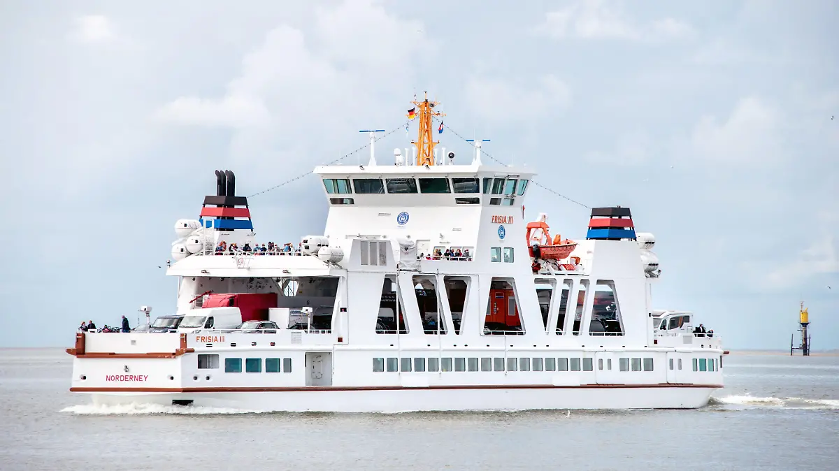 ARCHIV - 15.07.2020, Niedersachsen, Norderney: Ein Fährschiff der Reederei Norden-Frisia ist im Wattenmeer zwischen Norddeich und Norderney unterwegs. Die Fährbetriebe an der ostfriesischen Küste erwarten zahlreiche Pfingsturlauber und passen daher ihre Fahrpläne zum Wochenende an. (zu dpa: "Besucherandrang erwartet - Mehr Fähren zu den Inseln zu Pfingsten") Foto: Hauke-Christian Dittrich/dpa +++ dpa-Bildfunk +++