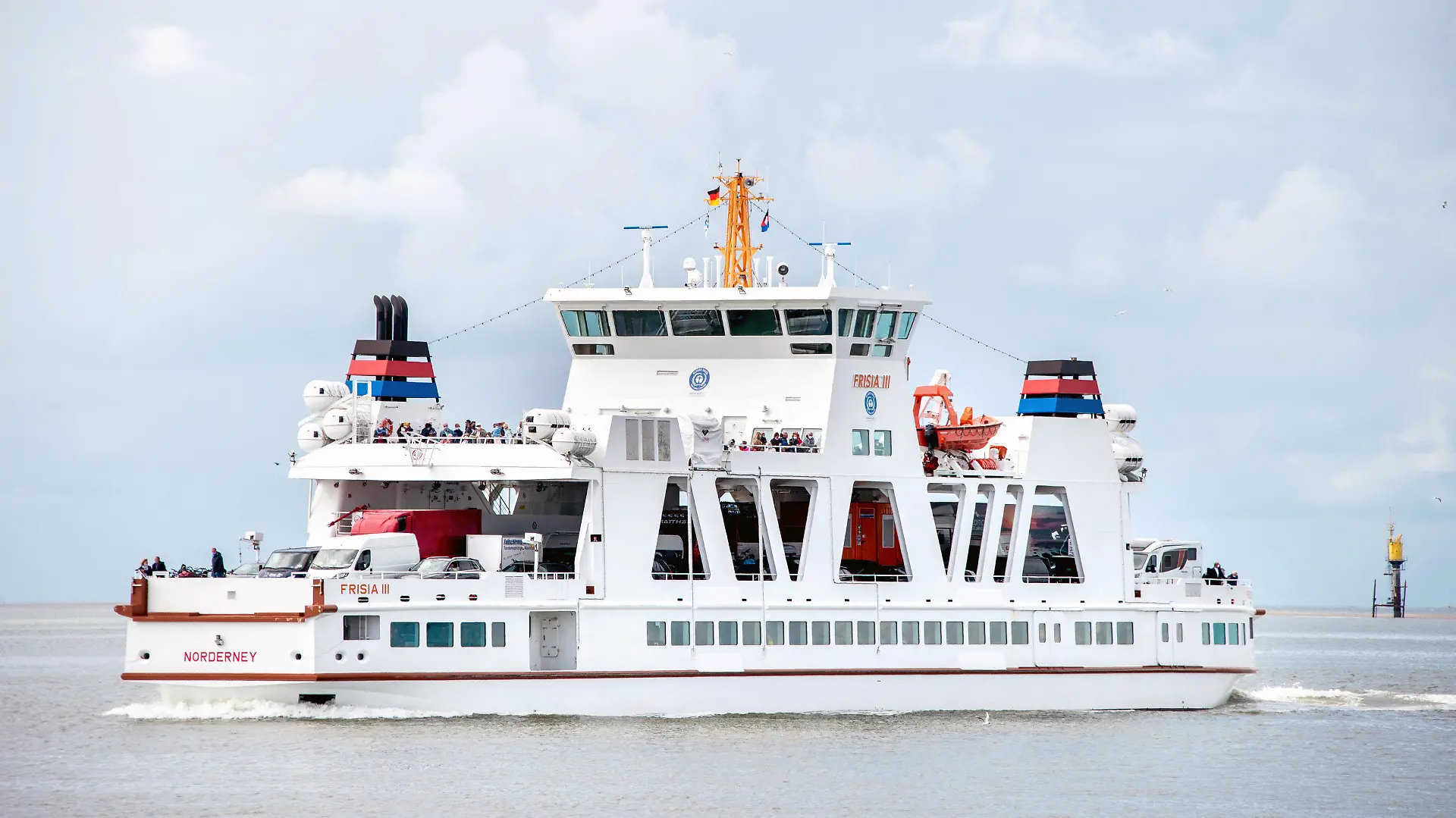 ARCHIV - 15.07.2020, Niedersachsen, Norderney: Ein Fährschiff der Reederei Norden-Frisia ist im Wattenmeer zwischen Norddeich und Norderney unterwegs. Die Fährbetriebe an der ostfriesischen Küste erwarten zahlreiche Pfingsturlauber und passen daher ihre Fahrpläne zum Wochenende an. (zu dpa: "Besucherandrang erwartet - Mehr Fähren zu den Inseln zu Pfingsten") Foto: Hauke-Christian Dittrich/dpa +++ dpa-Bildfunk +++