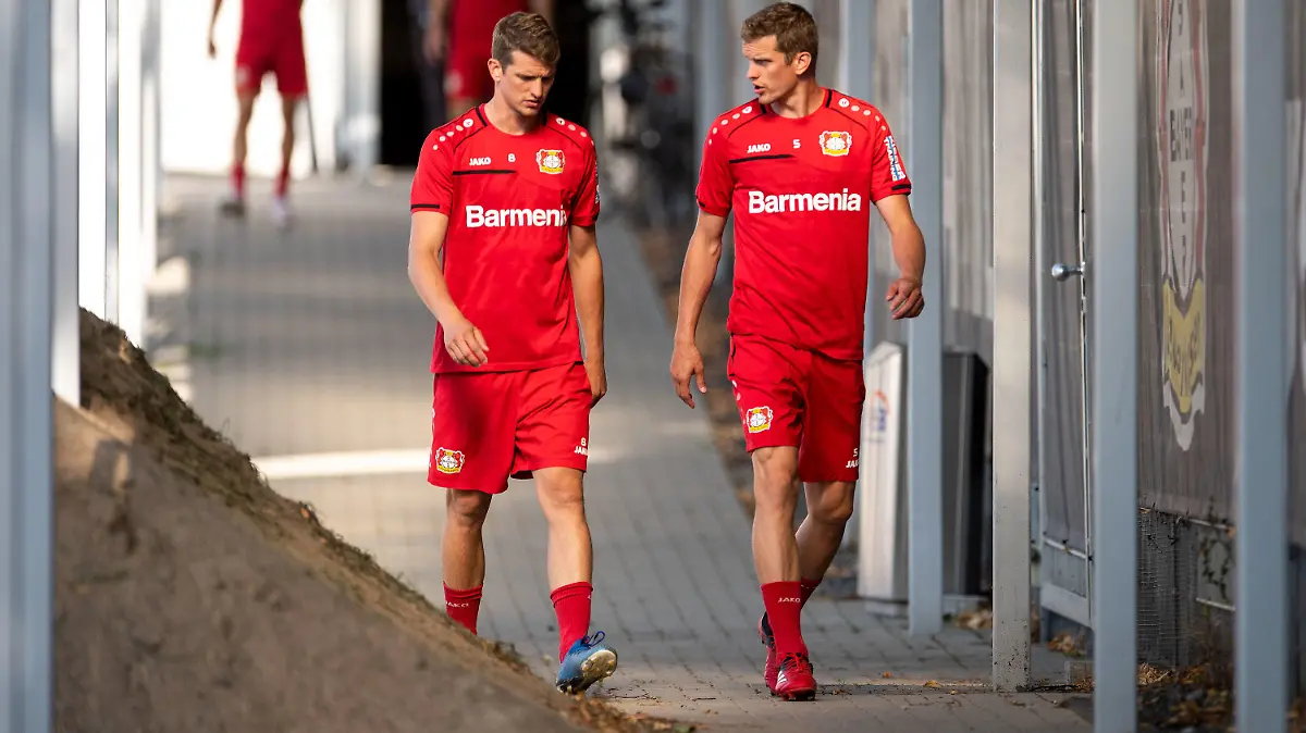 ARCHIV - 23.07.2020, Nordrhein-Westfalen, Leverkusen: Fußball, Bundesliga: Trainingsauftakt von Bayer 04 Leverkusen. Sven (l) und Lars Bender kommen zum Training. (zu dpa: «Triple-Trio, Zwillinge und ein Referee: Wichtige Abschiede im Fokus») Foto: Marius Becker/dpa +++ dpa-Bildfunk +++