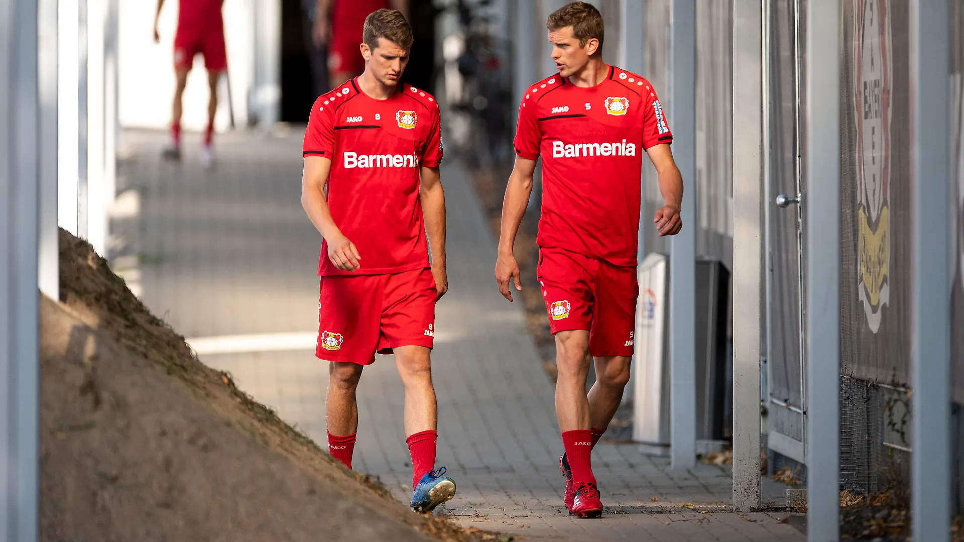 ARCHIV - 23.07.2020, Nordrhein-Westfalen, Leverkusen: Fußball, Bundesliga: Trainingsauftakt von Bayer 04 Leverkusen. Sven (l) und Lars Bender kommen zum Training. (zu dpa: «Triple-Trio, Zwillinge und ein Referee: Wichtige Abschiede im Fokus») Foto: Marius Becker/dpa +++ dpa-Bildfunk +++