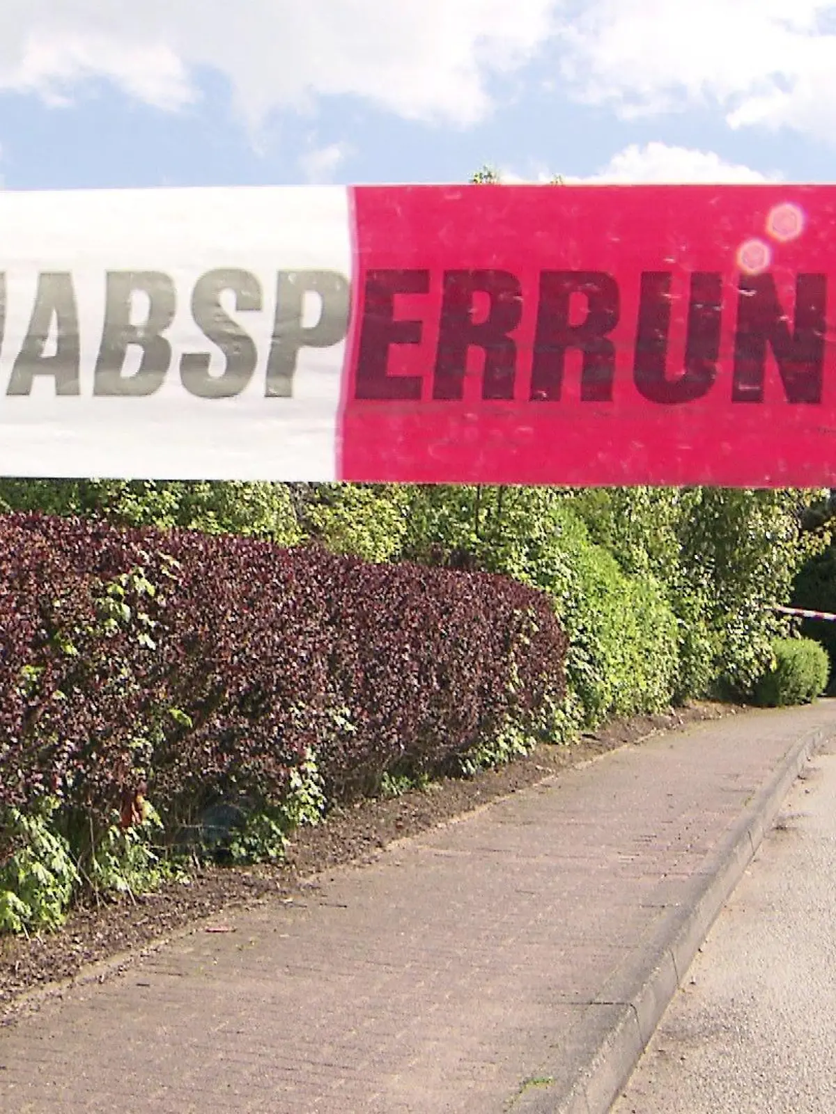 Der Rosenweg in Dänischenhagen ist von der Polizei abgesperrt.