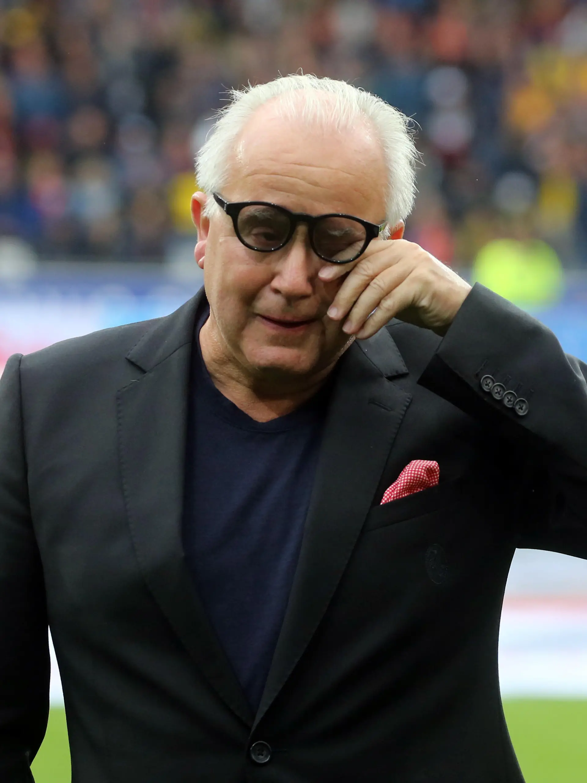 Bilder des Jahres 2019, Sport 10 Oktober Sport Themen der Woche KW40 SC Freiburg - Borussia Dortmund Deutschland, Freiburg, 05.10.2019, Fussball, Bundesliga, Saison 2019/2020, 7. Spieltag, SC Freiburg - Borussia Dortmund: Fritz Keller Präsident SC Freiburg wird zu seinem Wechsel zum DFB verabschiedet, DFL/DFB REGULATIONS PROHIBIT ANY USE OF PHOTOGRAPHS AS IMAGE SEQUENCES AND/OR QUASI-VIDEO. *** SC Freiburg Borussia Dortmund Germany, Freiburg, 05 10 2019, Soccer, Bundesliga, Season 2019 2020, 7 Matchday, SC Freiburg Borussia Dortmund Fritz Keller President SC Freiburg will be dismissed for his change to DFB, DFL DFB REGULATIONS PROHIBIT ANY USE OF PHOTOGRAPHS AS IMAGE SEQUENCES AND OR QUASI VIDEO