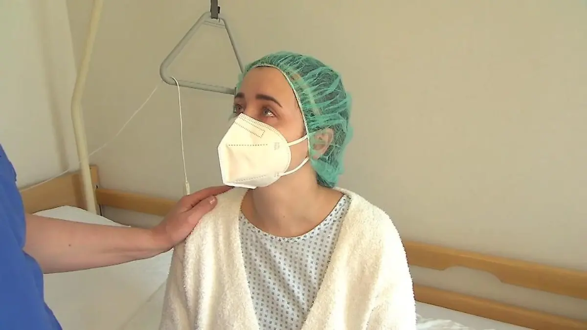6-Stunden-Eingriff: Cathy Lugners Brustimplantate sind raus Wir haben sie begleitet