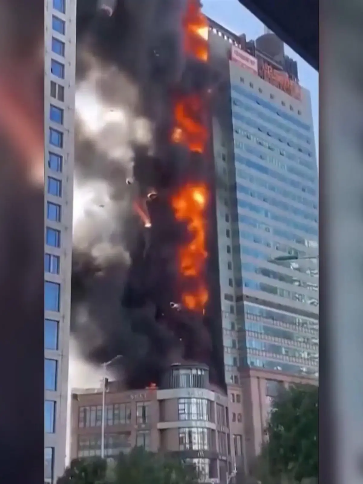 Der sogenannte New World Tower in Tianjin steht in Flammen. Doch 284 Feuerwehrleute und 62 Löschfahrzeuge können die Situation beruhigen.