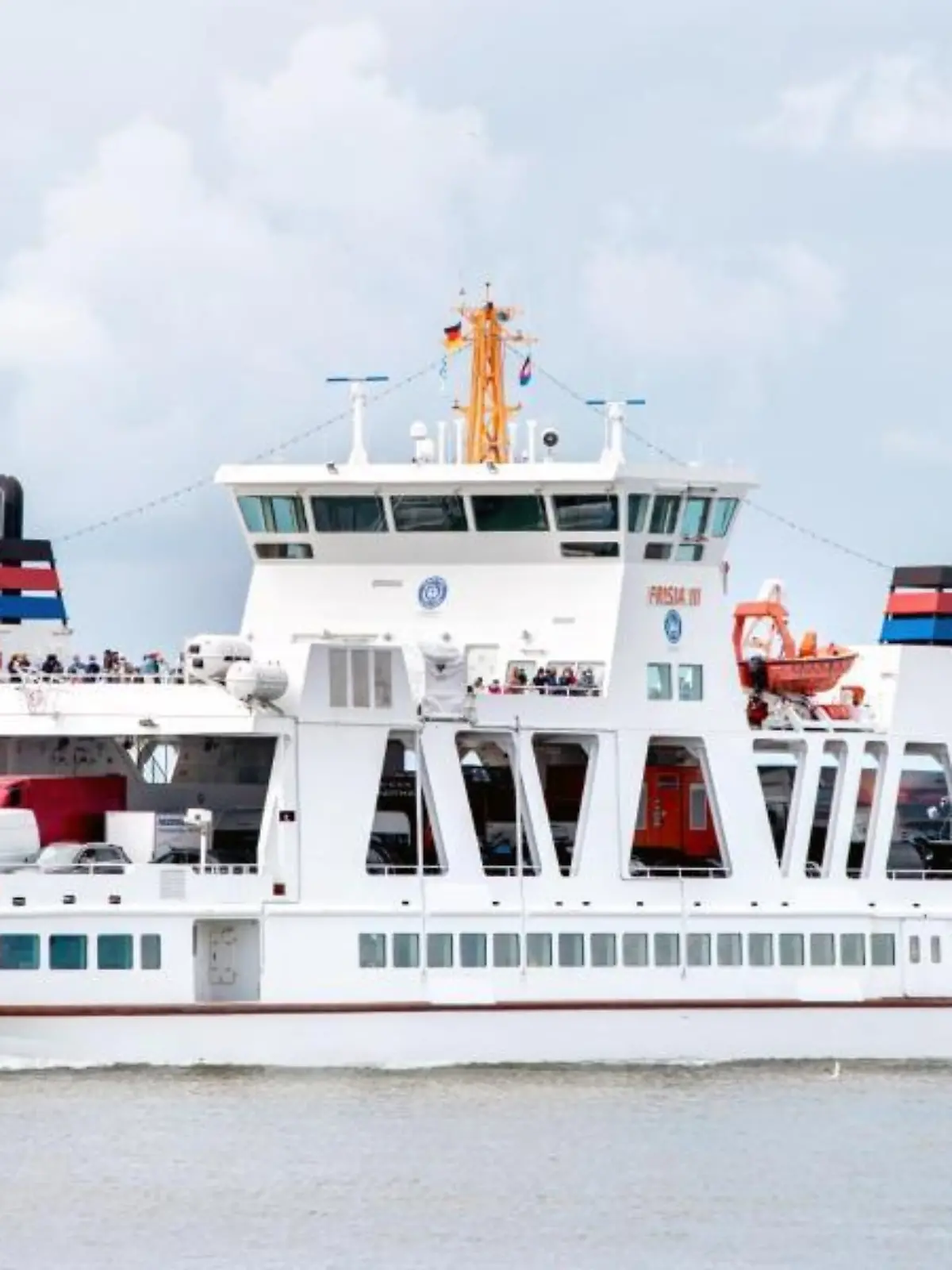 Ein Fährschiff ist im Wattenmeer unterwegs