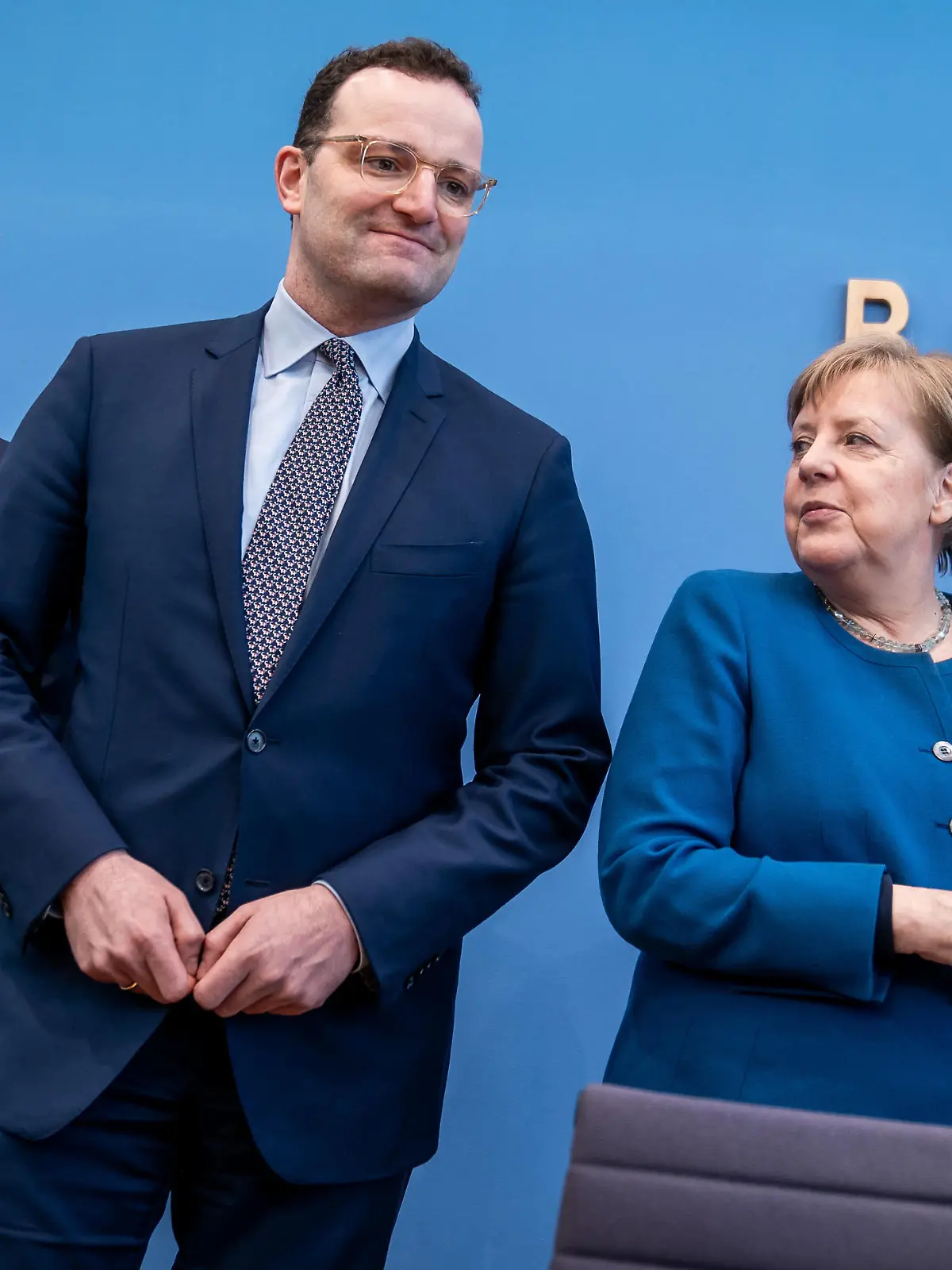 Bundeskanzlerin Angela Merkel kommt neben Jens Spahn (CDU, M), Bundesminister für Gesundheit, und Lothar H. Wieler (l), Präsident des Robert Koch-Instituts, zu einer Pressekonferenz zur Entwicklung beim Coronavirus.