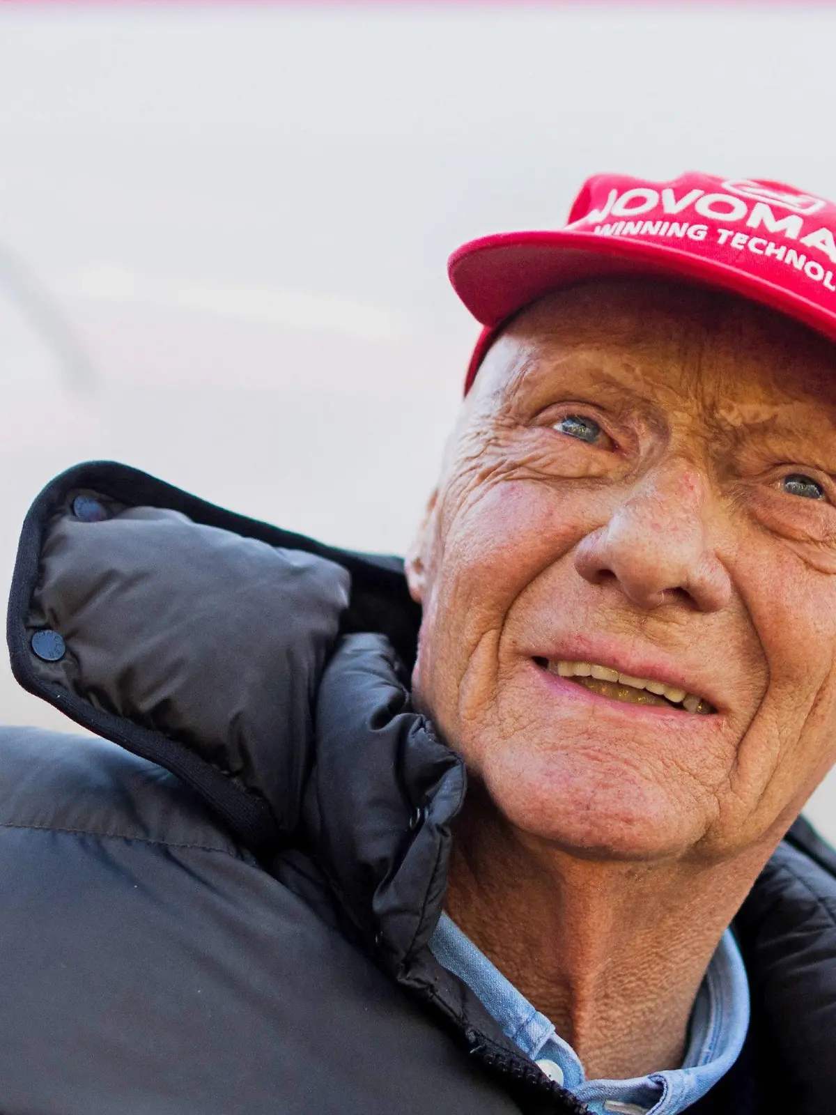 ARCHIV - 20.03.2018, Nordrhein-Westfalen, Düsseldorf: Der Luftfahrtunternehmer und Ex-Rennfahrer Niki Lauda steht vor einem Airbus seiner Fluggesellschaft Laudamotion. (zu dpa: "Lauda vom Automobil-Weltverband zur Persönlichkeit des Jahres ernannt.") Foto: Rolf Vennenbernd/dpa +++ dpa-Bildfunk +++