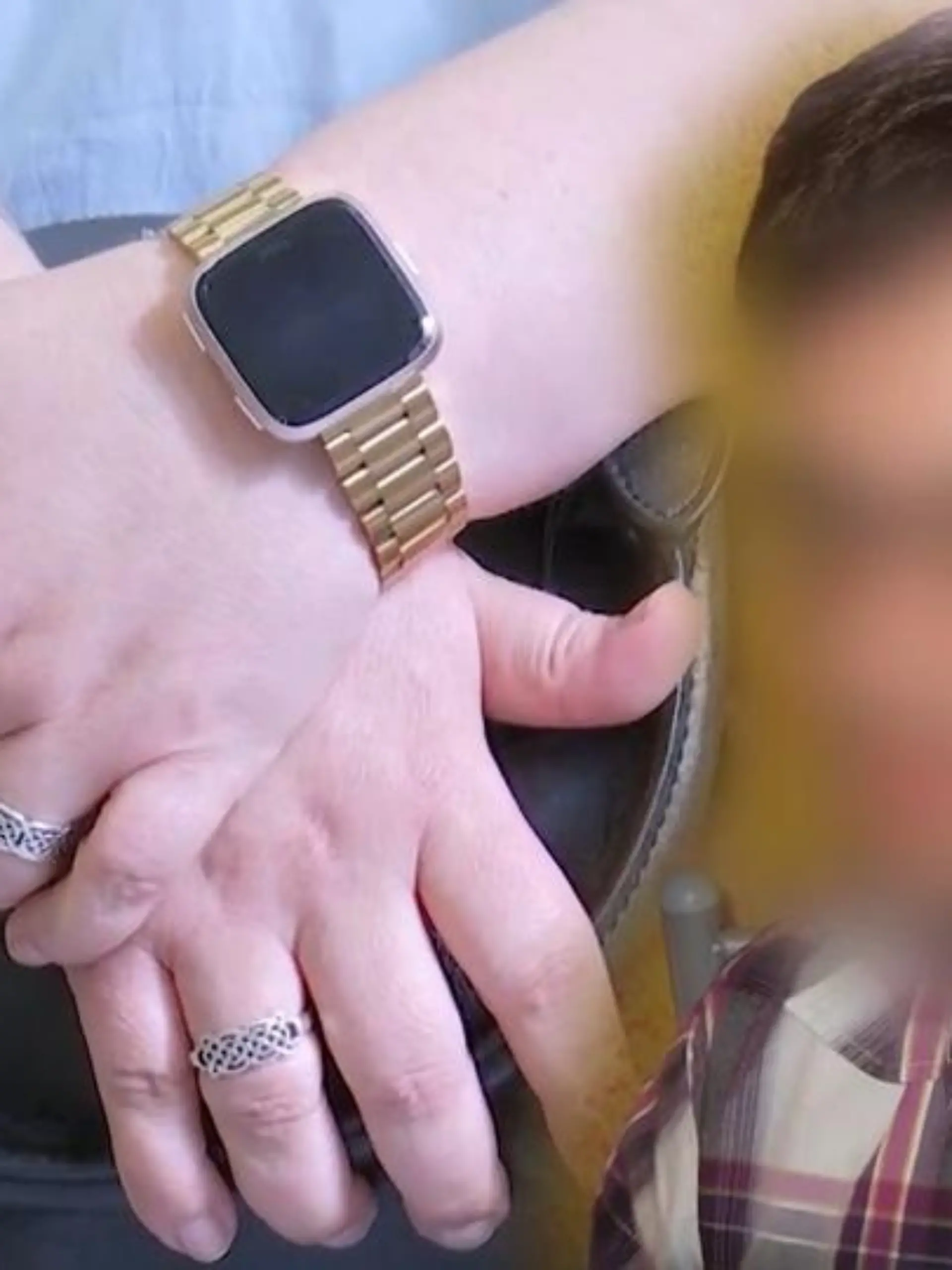 Ausgerechnet ihr eigener Freund soll Petra M.s Tochter mit Nacktvideos zum Sex erpresst haben -und dann findet Petra auch noch raus: der Mann, den sie liebt, ist ein vorbestrafter Vergewaltiger. Trotz abscheulichster Taten läuft Mario L. immer noch frei herum. Der 37-Jährige saß schon einmal in Haft. Acht Monate nach seiner Entlassung ist er wieder straffällig geworden. Jetzt wandert er für 8 Jahre und 6 Monaten ins Gefängnis. Mit anschließender Sicherheitsverwahrung. Die unglaubliche Vorgeschichte sehen Sie im Video.