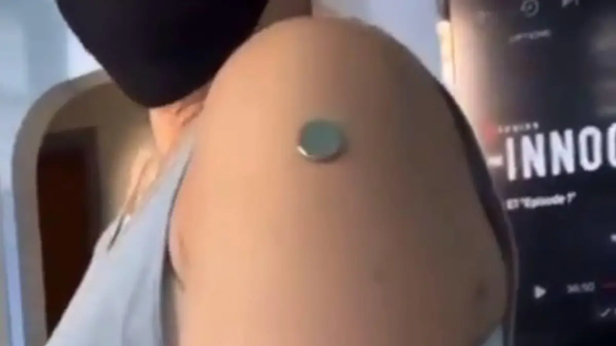 Eine Frau behauptet in einem Video, dass ihre Arm nach der Corona-Impfung magnetisch sein soll.