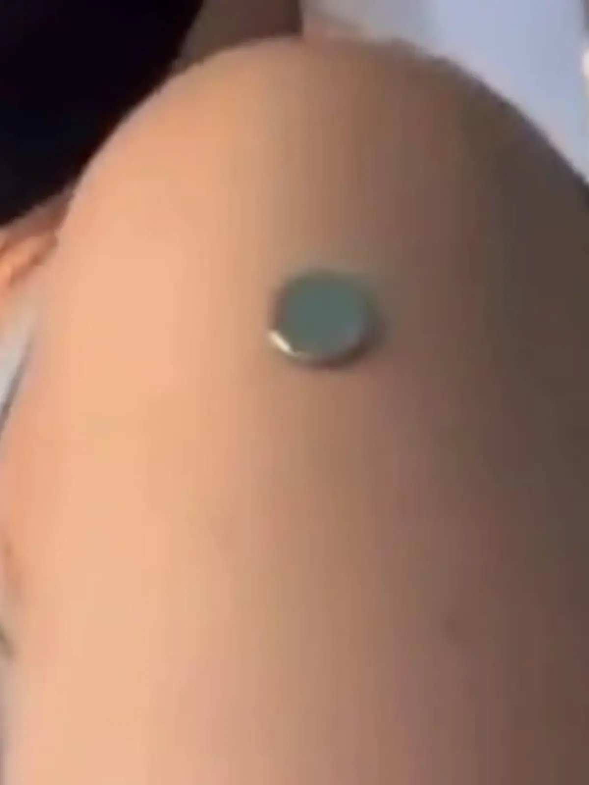Eine Frau behauptet in einem Video, dass ihre Arm nach der Corona-Impfung magnetisch sein soll.