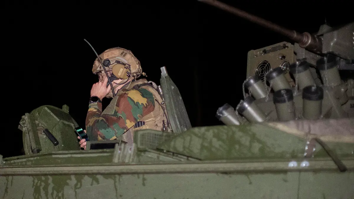  19.05.2021 , Belgien , Der rechtsextreme belgische Soldat Jürgen Conings 46 ist auf der Flucht , die Polizei vermutet den Mann im Nationalpark Hoge Kempen unweit der deutsch-belgischen Grenze im Ort Maasmechelen. Polizei und Militär am Mittwochabend im Großeinsatz. *** 19 05 2021 , Belgium , The right-wing extremist Belgian soldier Juergen Conings 46 is on the run , police suspect the man in the national park Hoge Kempen not far from the German-Belgian border in the village of Maasmechelen police and military on Wednesday evening in large-scale operation