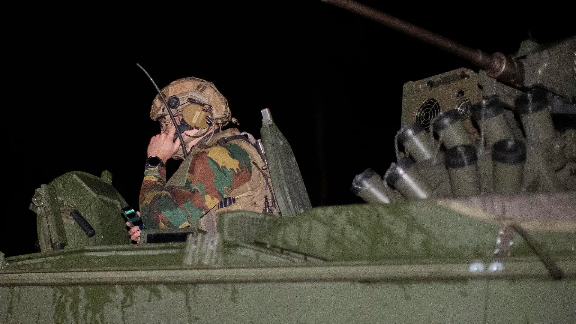 19.05.2021 , Belgien , Der rechtsextreme belgische Soldat Jürgen Conings 46 ist auf der Flucht , die Polizei vermutet den Mann im Nationalpark Hoge Kempen unweit der deutsch-belgischen Grenze im Ort Maasmechelen. Polizei und Militär am Mittwochabend im Großeinsatz. *** 19 05 2021 , Belgium , The right-wing extremist Belgian soldier Juergen Conings 46 is on the run , police suspect the man in the national park Hoge Kempen not far from the German-Belgian border in the village of Maasmechelen police and military on Wednesday evening in large-scale operation