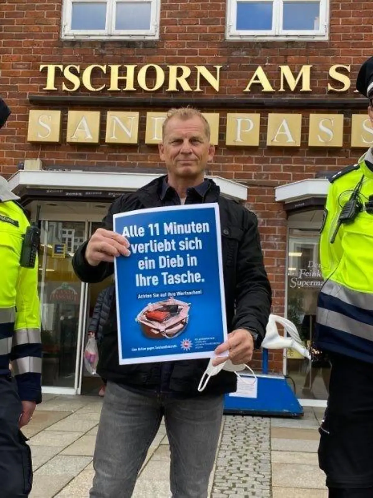 "Alle 11 Minuten verliebt sich ein Dieb in Ihre Tasche" ++ Präventions-Plakatkampagne im Umfeld von Einkaufsmärkten in der Region Lüneburg ++ KHK Michael Falk und sein Team erinnern an die Basics zum Schutz vor Taschendiebstahl