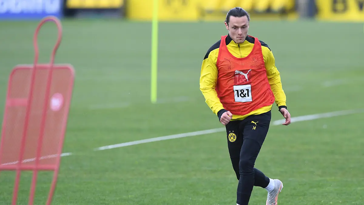  Fußball 1. Bundesliga Training Borussia Dortmund am 04.05.2021 auf dem Trainingsgelände Hohenbuschei in Dortmund Nico Schulz  Dortmund  *** Football 1 Bundesliga training Borussia Dortmund on 04 05 2021 at the training ground Hohenbuschei in Dortmund Nico Schulz Dortmund xRx