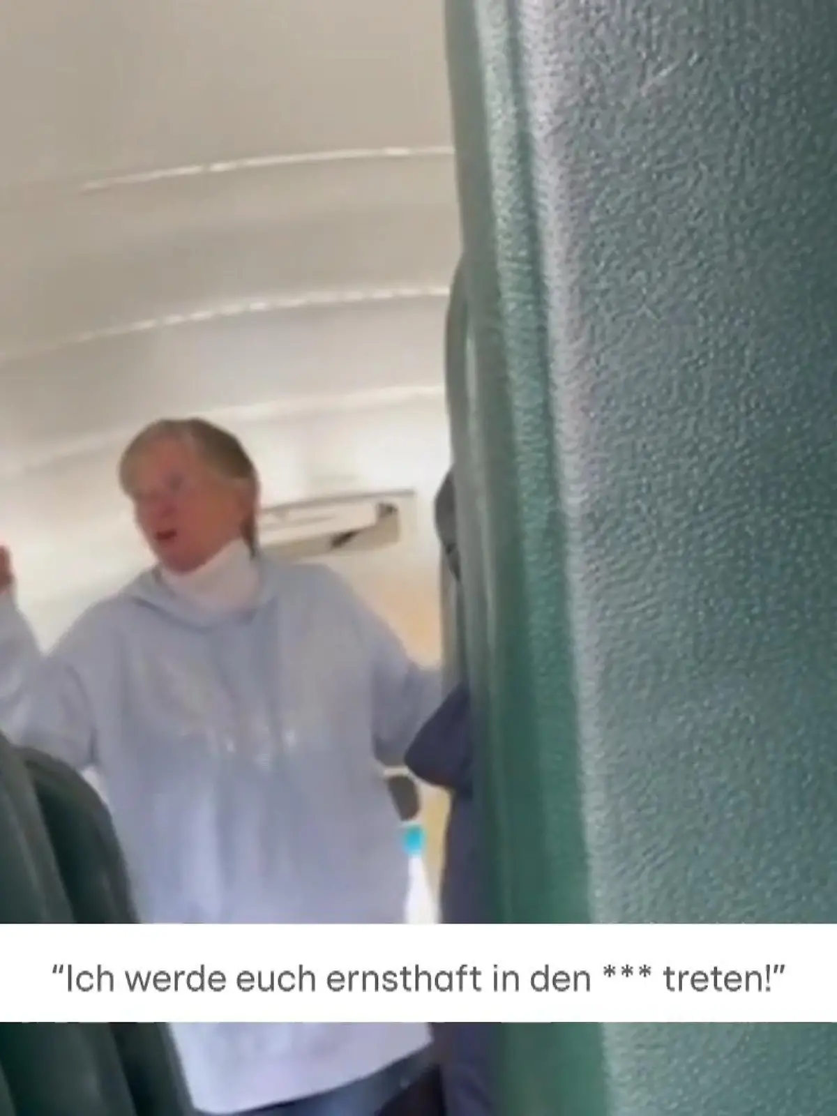 „Ich werde euch ernsthaft in den A**** treten!“ Den Ausraster der ehemaligen Schulbusfahrerin Jackie Miller haben sich mittlerweile über 5,5 Millionen TikTok-User angeschaut. Doch warum flippt die 68-jährige aus dem US-Bundesstaat Ohio überhaupt so aus? Eine Schülerin soll im Schulbus immer und immer wieder ihr Parfum versprüht haben – obwohl es verboten ist und das Mädchen weiß, dass Miller dagegen allergisch ist. Für die Asthmatikerin gibt es dementsprechend kein Halten mehr.