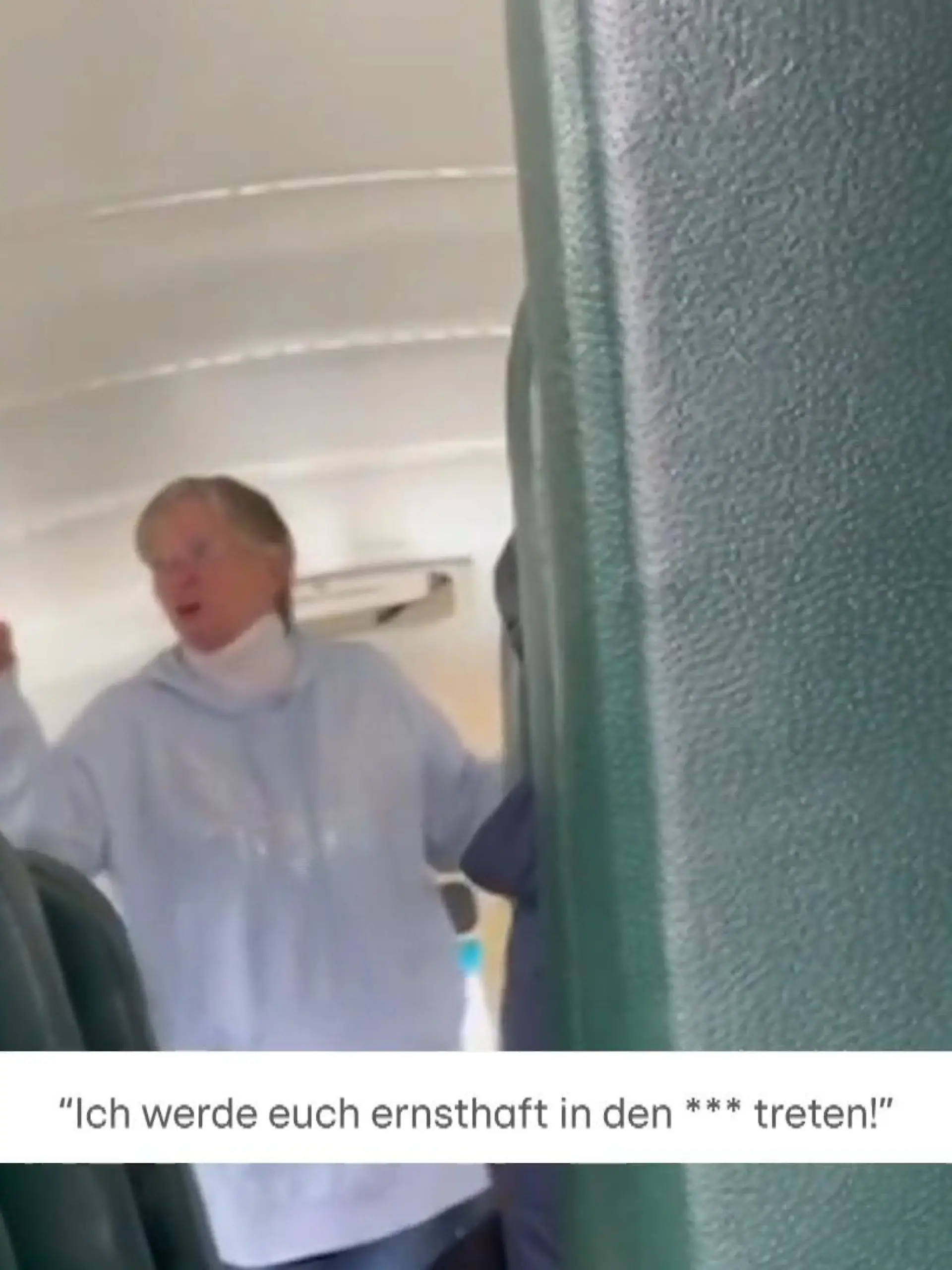 „Ich werde euch ernsthaft in den A**** treten!“ Den Ausraster der ehemaligen Schulbusfahrerin Jackie Miller haben sich mittlerweile über 5,5 Millionen TikTok-User angeschaut. Doch warum flippt die 68-jährige aus dem US-Bundesstaat Ohio überhaupt so aus? Eine Schülerin soll im Schulbus immer und immer wieder ihr Parfum versprüht haben – obwohl es verboten ist und das Mädchen weiß, dass Miller dagegen allergisch ist. Für die Asthmatikerin gibt es dementsprechend kein Halten mehr.