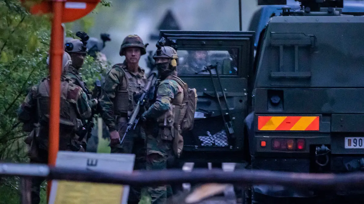 19.05.2021, Belgien, Dilsen-Stolkkem: Spezialkräfte stehen schwer bewaffnet im Nationalpark Hoge Kempen. Die Polizei in Belgien sucht in einer großangelegten Fahndung nach einem mutmaßlich Rechtsextremen, der unter anderem einen bekannten Virologen mit dem Tod gedroht hatte. (Zu dpa «Soldat in Belgien auf der Flucht - Nationalpark für Fahndung gesperrt») Foto: Christoph Reichwein/dpa +++ dpa-Bildfunk +++