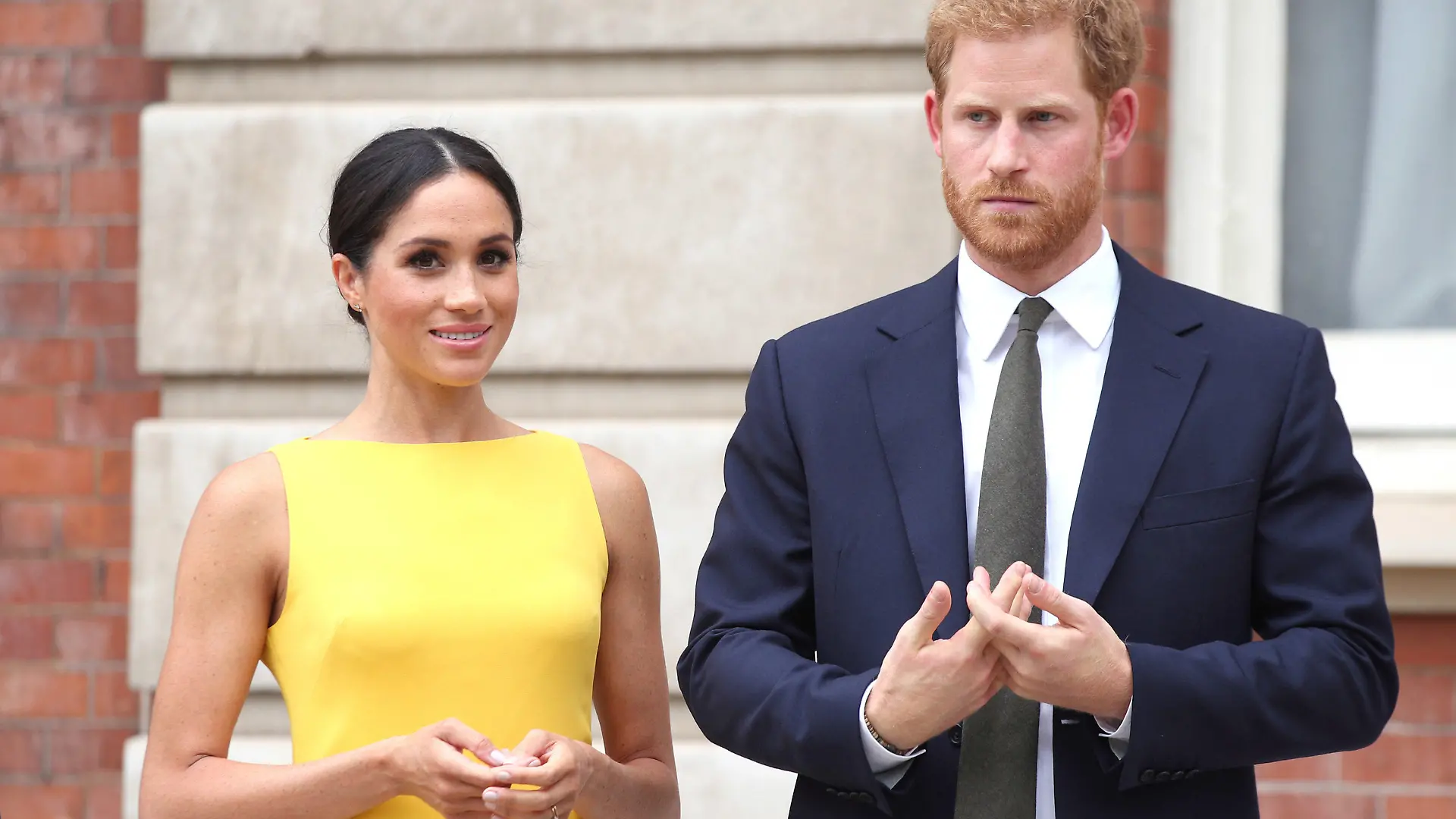 ARCHIV - 05.07.2018, Großbritannien, London: Prinz Harry von Großbritannien und seine Frau Meghan während des Empfangs «Deine Commonwealth-Herausforderung für die Jugend» im Marlborough House. (zu "Der Titel-Streit - Zank zum dritten Hochzeitstag von Harry und Meghan") Foto: Yui Mok/PA Wire/dpa +++ dpa-Bildfunk +++