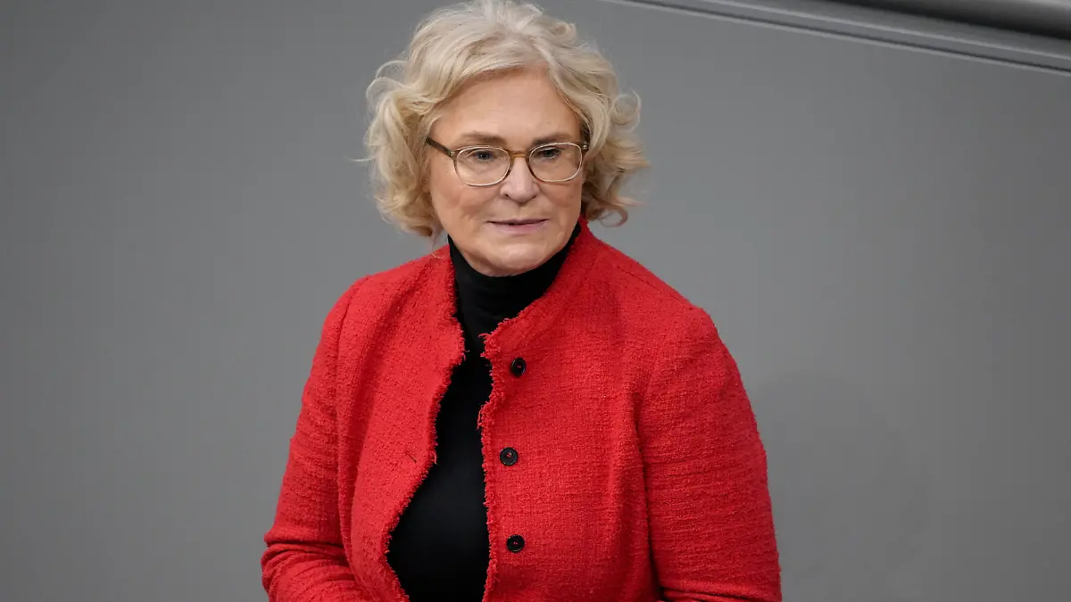 227. Bundestagssitzung und Debatte in Berlin Aktuell, 06.05.2021, Berlin, Christine Lambrecht die Bundesjustizministerin Bundesministerin der Justiz und fur Verbraucherschutz im Portrait bei ihrer Rede zum Thema COVID-19-Schutzmaßnahmen-Ausnahmenverordnung bei der 227. Sitzung des Deutschen Bundestag in Berlin Berlin Berlin Deutschland *** 227 Bundestag meeting and debate in Berlin Current, 06 05 2021, Berlin, Christine Lambrecht the Federal Minister of Justice Federal Minister of Justice and for consumer protection in the portrait with her speech to the topic COVID 19 protective measures exception regulation with the 227 meeting of the German Bundestag in Berlin Berlin Germany 