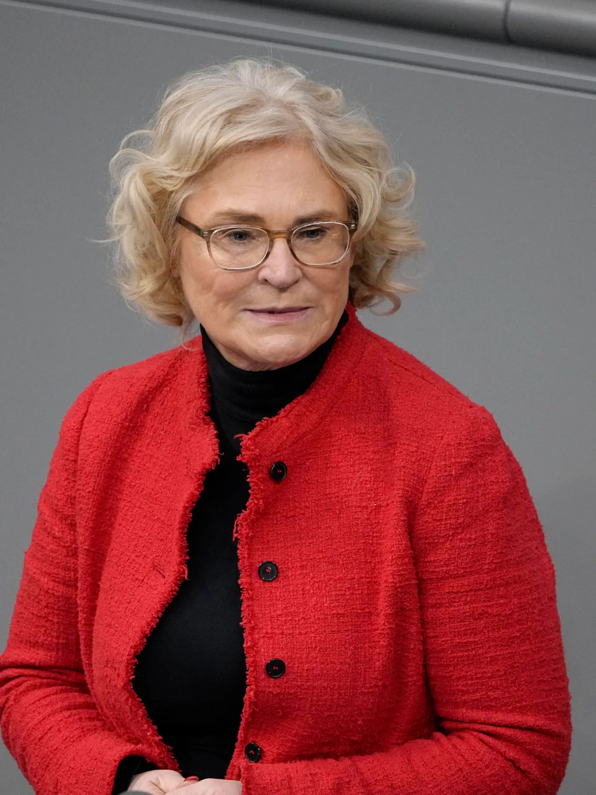 227. Bundestagssitzung und Debatte in Berlin Aktuell, 06.05.2021, Berlin, Christine Lambrecht die Bundesjustizministerin Bundesministerin der Justiz und fur Verbraucherschutz im Portrait bei ihrer Rede zum Thema COVID-19-Schutzmaßnahmen-Ausnahmenverordnung bei der 227. Sitzung des Deutschen Bundestag in Berlin Berlin Berlin Deutschland *** 227 Bundestag meeting and debate in Berlin Current, 06 05 2021, Berlin, Christine Lambrecht the Federal Minister of Justice Federal Minister of Justice and for consumer protection in the portrait with her speech to the topic COVID 19 protective measures exception regulation with the 227 meeting of the German Bundestag in Berlin Berlin Germany 