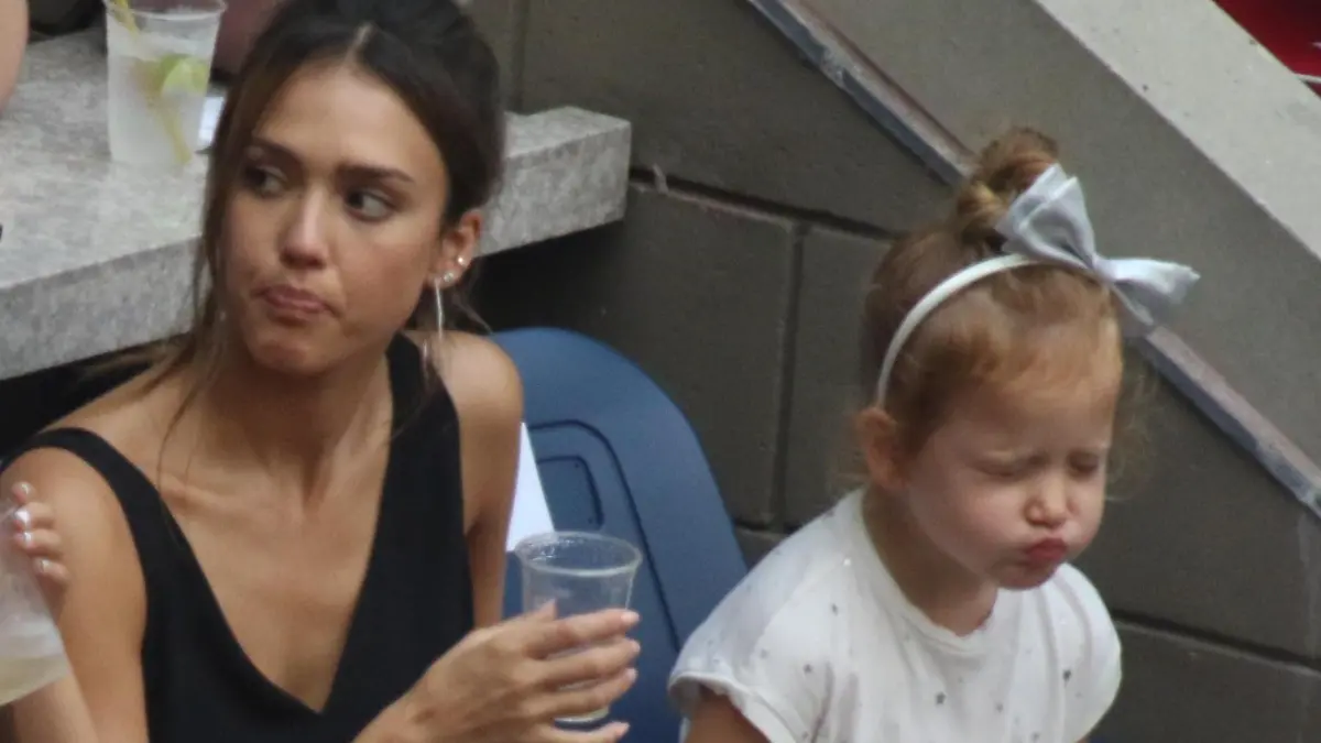 Jessica Alba mit Tochter Haven bei den Tennis US Open 2016.