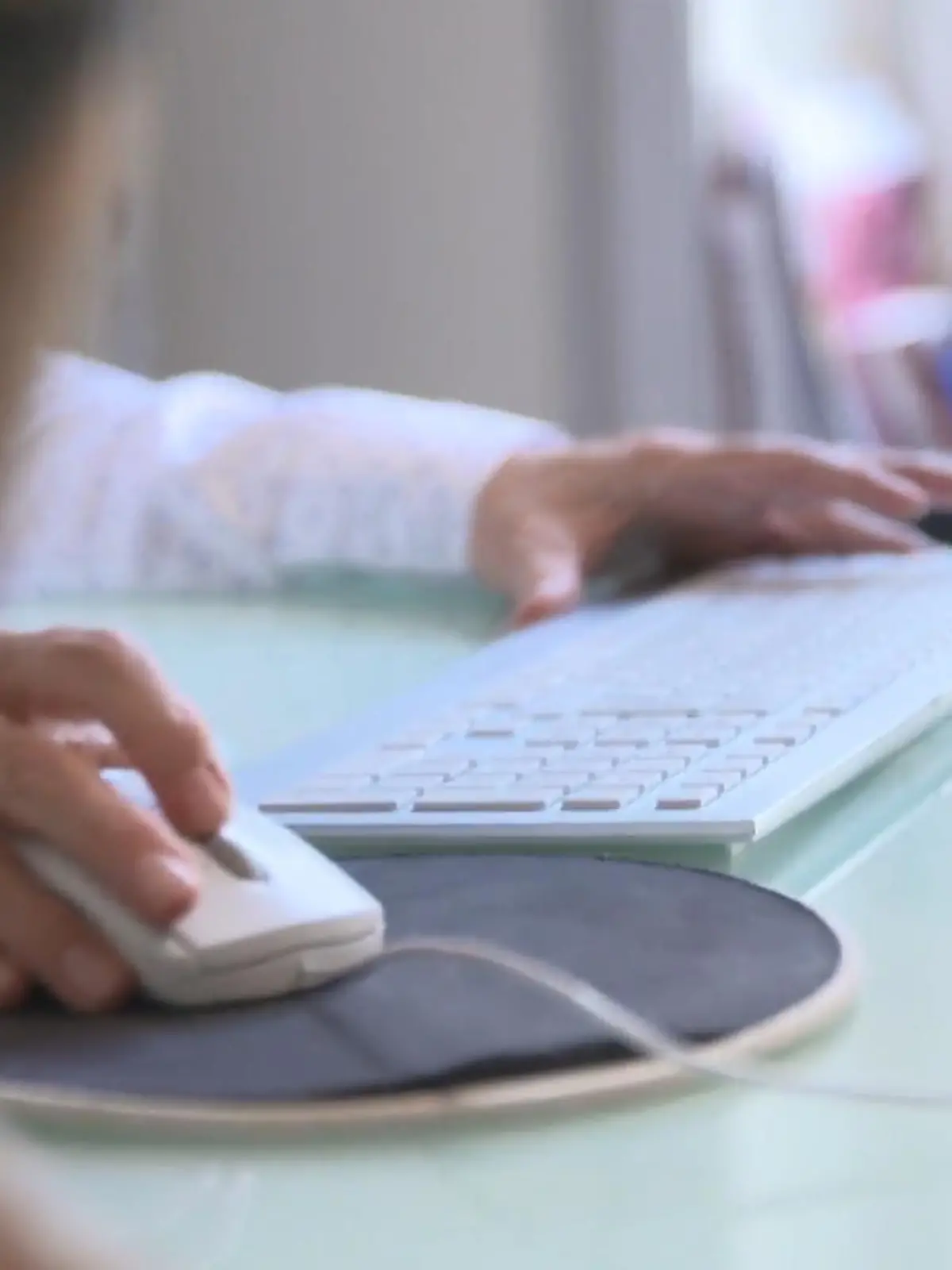 Eine Hormontherapie soll Frauen in den Wechseljahren dabei helfen, mit den Symptomen besser umgehen zu können. Ob das auch Constanze hilft und welche Tipps der Familienmutter außerdem geholfen haben, sehen Sie im Video.