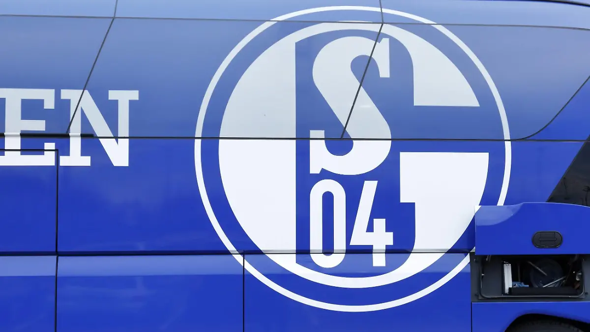Mannschaftsbus des FC Schalke 04, Fussball, Bundesliga, 2016/2017, Borussia Moenchengladbach gegen FC Schalke 04 4:2 Fussball, Bundesliga, 2016/2017, Borussia Moenchengladbach gegen FC Schalke 04 4:2, Stadion Borussia-Park, Mannschaftsbus von Schalke, sports, football, Bundesliga, 2016/2017, Borussia Moenchengladbach versus FC Schalke 04 4:2, Stadium Borussia Park, team bus of Schalke