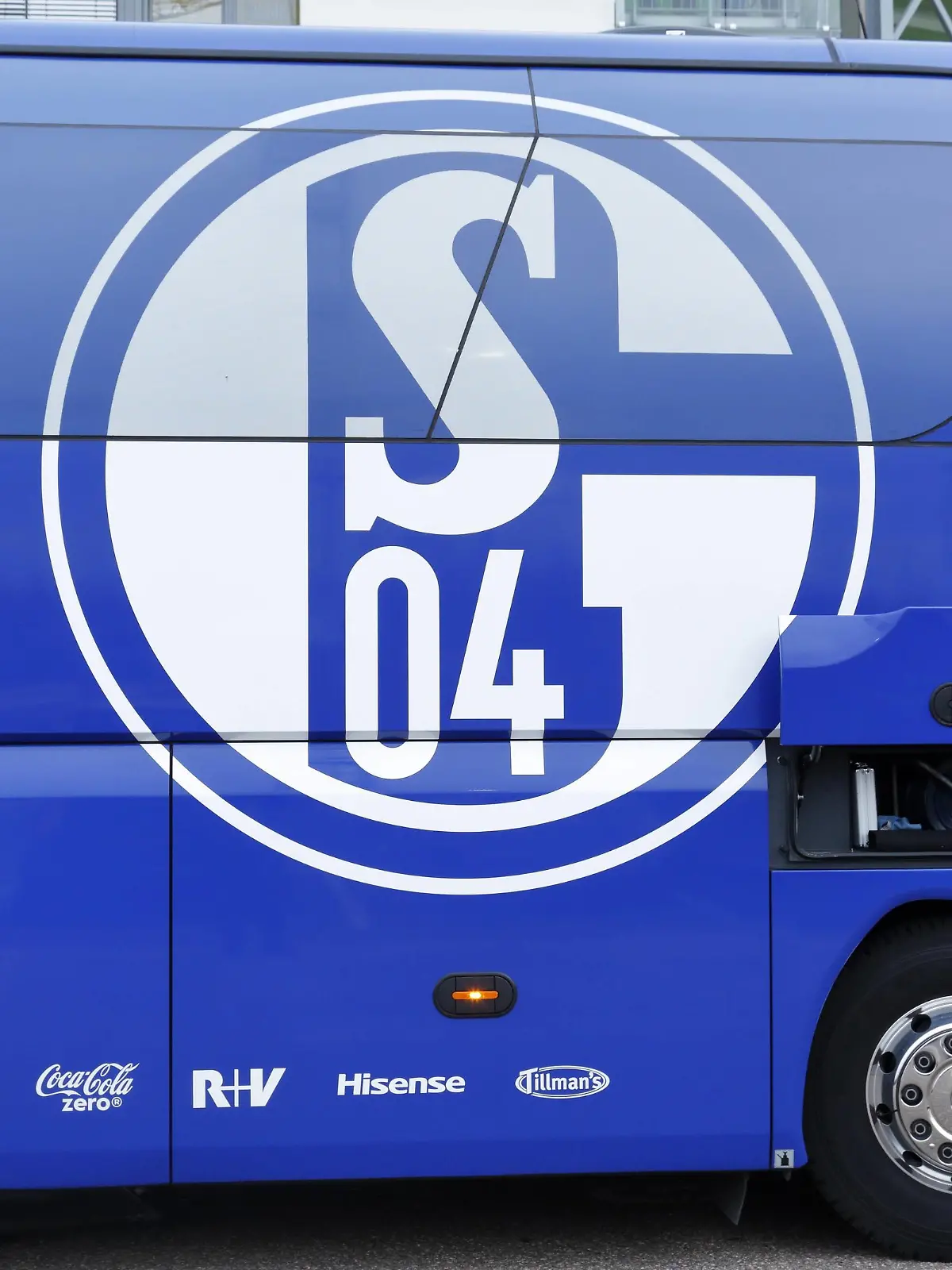  Mannschaftsbus des FC Schalke 04, Fussball, Bundesliga, 2016/2017, Borussia Moenchengladbach gegen FC Schalke 04 4:2 Fussball, Bundesliga, 2016/2017, Borussia Moenchengladbach gegen FC Schalke 04 4:2, Stadion Borussia-Park, Mannschaftsbus von Schalke, sports, football, Bundesliga, 2016/2017, Borussia Moenchengladbach versus FC Schalke 04 4:2, Stadium Borussia Park, team bus of Schalke