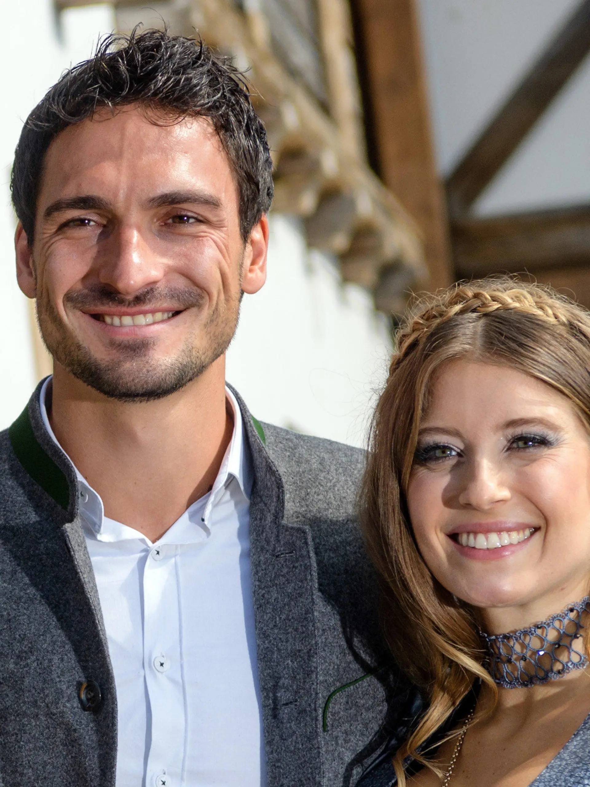 ARCHIV - 23.09.2017, Bayern, München: Fußballspieler Mats Hummels kommt mit seiner Frau Cathy Hummels in das Käferzelt auf dem Oktoberfest auf der Theresienwiese. Foto: Matthias Balk/dpa +++ dpa-Bildfunk +++