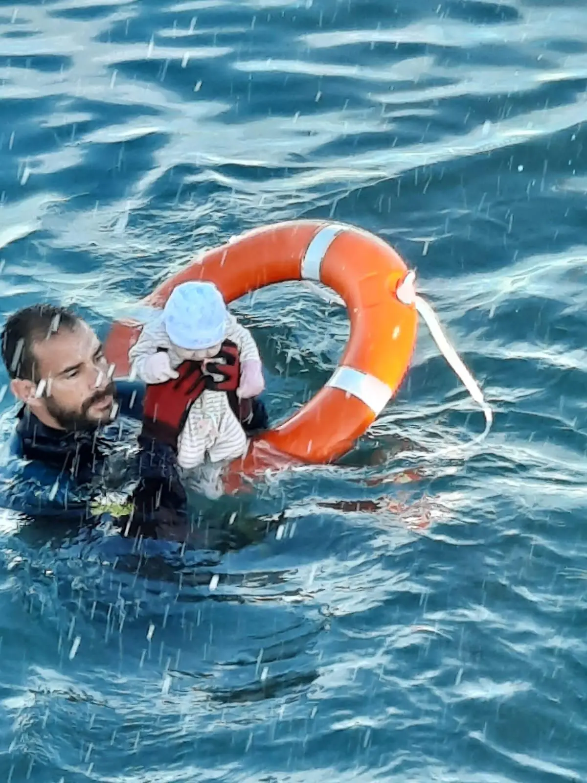 Ein spanischer Polizist der Guardia Civil rettet aus dem Mittelmeer vor Ceuta ein Baby.