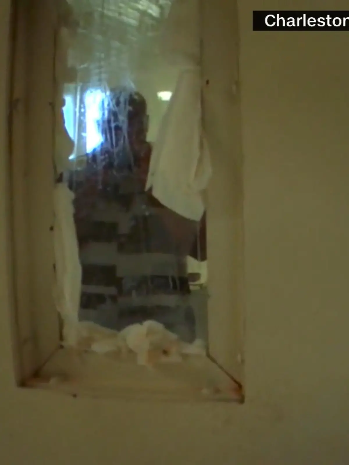 Diese Aufnahmen lassen einem das Blut in den Adern gefrieren. Ein hilfloser, offenbar verwirrter Mann steht in einer Zelle. Dann stürmen Beamte in den Raum und attackieren ihn mit Pfefferspray und Tasern. Der Insasse, Jamal Sutherland, stirbt wenig später an den Folgen dieses Angriffs. Seine Eltern erheben schwere Vorwürfe gegen die Polizei von North Charleston im US-Bundesstaat South Carolina. Sie fordern Gerechtigkeit für ihr Kind.